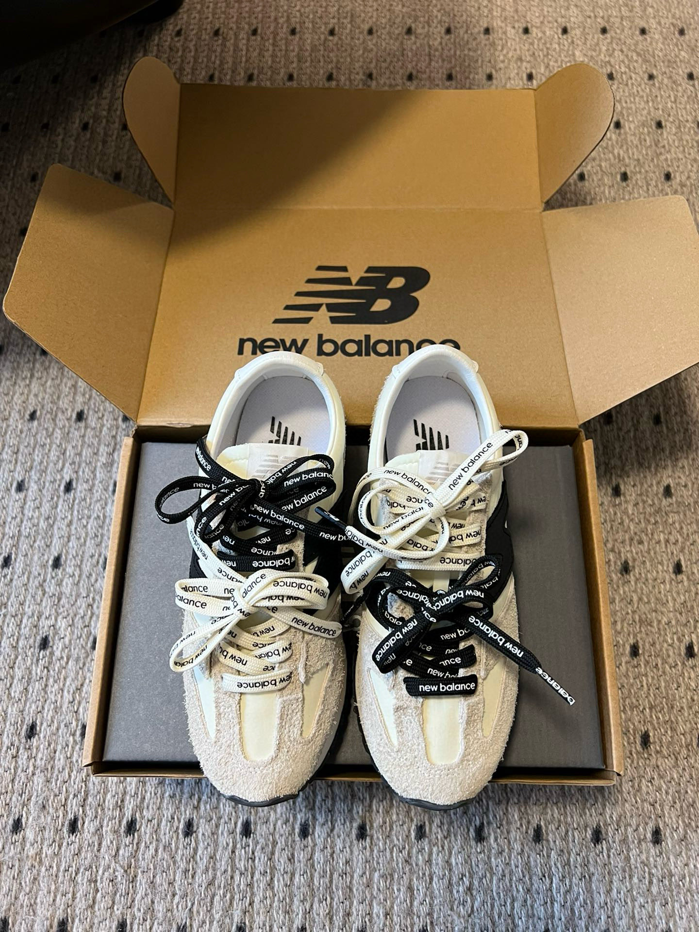 NO:263131,New Balanc* New Balance Retro Jogging Shoes Series NB471 Retro Jogging Shoes Same Model Zhang Yuanying Retro Pioneer Casual Sports Jogging Shoes Italian Street Style in the 1970s!  NB New Balance The new 471 series is a new look created with a purer retro style design. The side is also deconstructed. The n-shaped logo is presented in an old embossed style. Multi-lace matching is a girlish and fashionable look. Upper, high mercerized cow back velvet/cowhide, calf leather/woven, outsole custom molded sole, size 35/40 (40 custom made without return or replacement), casual shoes/sports shoes, new balance, sneakers, cowhide19860909New Balanc*新百伦复古慢跑鞋系列 NB471复古慢跑鞋张元英同款 复古先锋休闲运动慢跑鞋 上世纪70年代的意大利街头风格！NB新百伦 全新 471 系列以更纯粹的复古风格设计打造的全新造型.侧身还以解构设计 将n字标志以做旧压花样式呈现 多鞋带搭配穿搭少女感时尚感十足 鞋面 高丝光牛反绒/牛皮 内里小牛皮/织布 大底定制开模大底 码数35/40（40定做不退不换）,休闲鞋/运动鞋,new balance,sneakers,cowhide,Women's Shoes