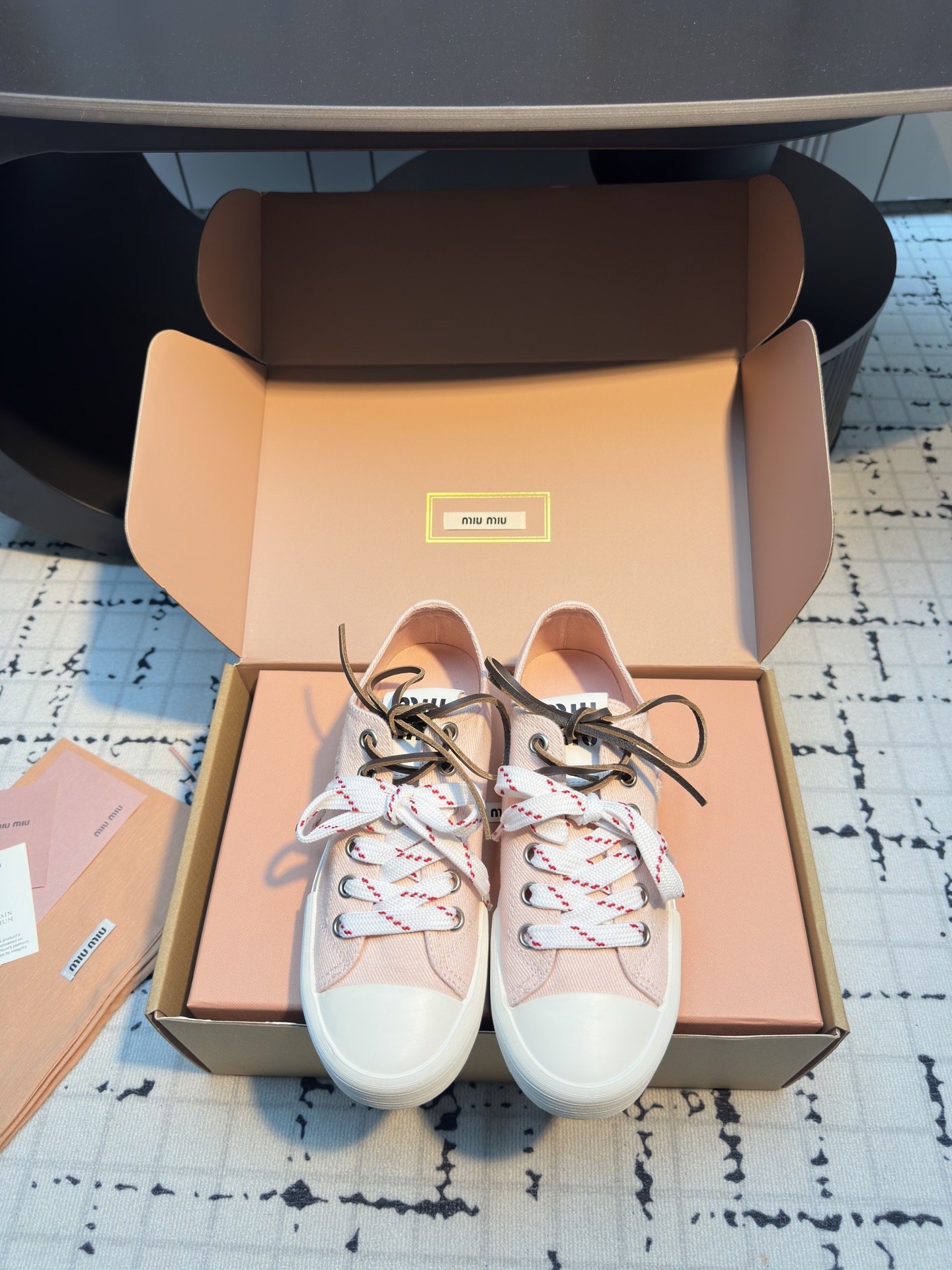 NO:263127,MiuMi* 25ss retro style biscuit shoes casual canvas shoes pair of lace cloth shoes. A pair of lace cloth shoes that you have to buy ~ simple and high-end. It is very comfortable to match with the feet, and it is a must-have for the year!  The latest spring and summer catwalk cloth shoes are popular among domestic and foreign bloggers. The Xiaohongshu grass planting series, the retro and fashionable and beautiful sneaker design, and the recognizable shoe tongue creates a Buddhist sweet casual style. The aura of the foot is very casual!  Original custom high-density canvas for upper, inner foot pad breathable canvas, cowhide, original open molded two-color rubber outsole, heel height 3cm, size 35/40 (40 custom made, no return or replacement), casual shoes/sports shoes, miumiu, sneakers, cowhide19860909MiuMi* 25ss 复古风饼干鞋休闲帆布鞋双鞋带布鞋 颜值担当火爆双鞋带布鞋 不得不入的一款～简约高级 随意搭配上脚非常舒适,年度必入款！春夏最新走秀款布鞋国内外博主刷爆的一款,小红书种草系列,复古又时髦上脚美炸了简约的运动板鞋设计,极具辨识度的鞋舌,打造佛系甜美的休闲风 上脚气场十足随意搭配！ 鞋面原版定制高密度帆布 内里垫脚透气帆布 牛皮 鞋底原版开模双色橡胶大底 跟高3cm 码数35/40（40定做不退不换）,休闲鞋/运动鞋,miumiu,sneakers,cowhide,Women's Shoes