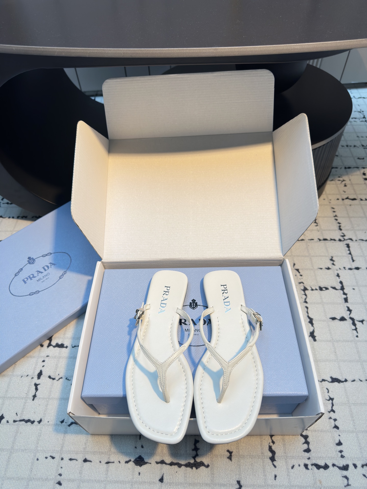 NO:263123,Prad*25ss new minimalist single-line strap triangle flat sandal clip-toe flip-flops, minimalist and fashionable, versatile and casual!  The same style as casual clip-toe internet celebrity, versatile sandals are simple items worth buying in spring and summer. Slippers with simple style but high-end aura. Daily vacation is essential, and you can bring your own aura when you match it casually. The upper uses imported original lambskin, inner footbed sheepskin, Italian leather sole, original mold opening hardware accessories triangle mark is very exquisite. Size 35/41 (40.41 custom made without return or replacement), split-toe shoes, prada, sandals, slippers, sheepskin, Leather soles19860909Prad*25ss新款极简一字带三角标平底凉鞋夹趾人字拖鞋 极简风又带时髦 上脚百搭随性！ 休闲夹趾网红同款 百搭凉鞋春夏值得入手的简约单品 简单的风格却自带高级气场的拖鞋 日常度假都是必不可少,随便搭配一下都可以自带气场出现 鞋面采用进口原版小羊皮,内里垫脚羊皮,意大利真皮大底,原版开模五金配件三角标非常精致 码数35/41（40.41定做不退不换）,分趾鞋,prada,sandals,slippers,sheepskin,Leather soles,Women's Shoes