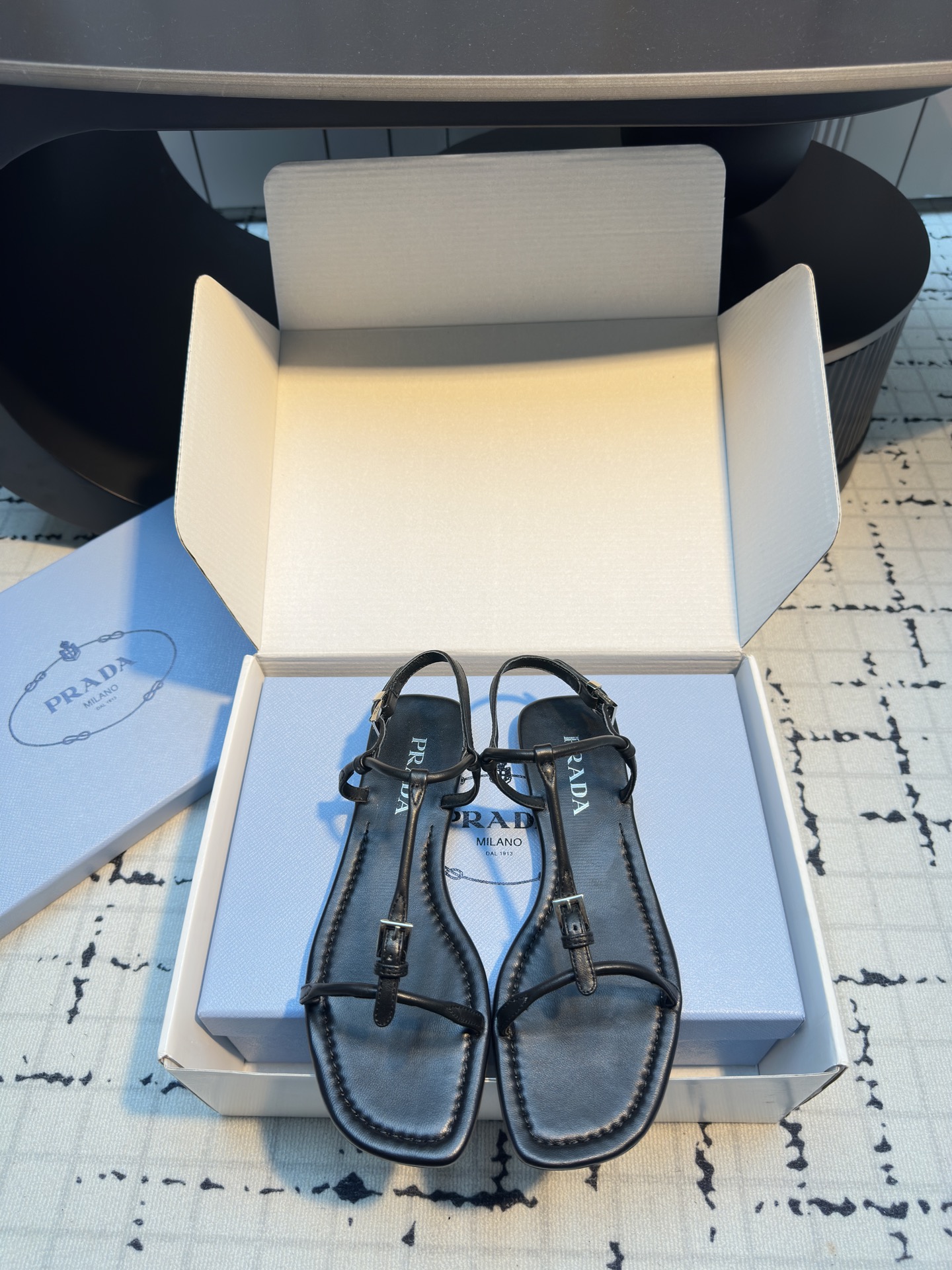 NO:263125,Prad*25ss new minimalist slippers, minimalist and fashionable, versatile and casual!  The same style as casual clip-toe internet celebrity, versatile sandals are simple items worth buying in spring and summer. Slippers with simple style but high-end aura. Daily vacation is essential, and you can bring your own aura when you match it casually. The upper uses imported original lambskin, inner footbed sheepskin, Italian leather sole, original mold opening hardware accessories triangle mark is very exquisite. Size 35/41 (40.41 custom made without return or replacement), split-toe shoes, prada, sandals, slippers, sheepskin, Leather soles19860909Prad*25ss新款极简拖鞋 极简风又带时髦 上脚百搭随性！ 休闲夹趾网红同款 百搭凉鞋春夏值得入手的简约单品 简单的风格却自带高级气场的拖鞋 日常度假都是必不可少,随便搭配一下都可以自带气场出现 鞋面采用进口原版小羊皮,内里垫脚羊皮,意大利真皮大底,原版开模五金配件三角标非常精致 码数35/41（40.41定做不退不换）,分趾鞋,prada,sandals,slippers,sheepskin,Leather soles,Women's Shoes