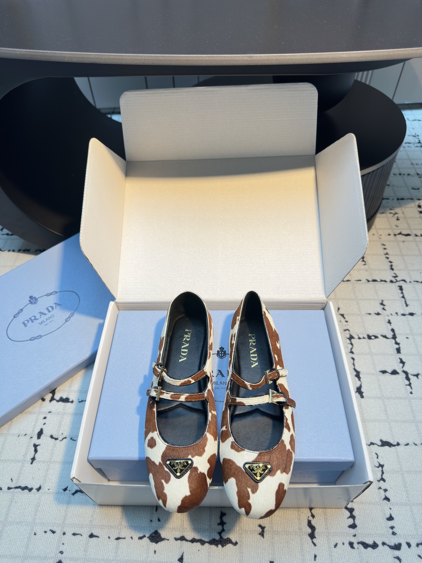 NO:263121,Prad*25ss new cow horse-hair flat shoes Mary Jane ballet shoes This horse-hair ballet flat shoes show elegant charm with a tapered outline. It adopts a round toe design, classic lines with elegant details, and is decorated with a triangular metal logo of coated enamel. The upper uses original imported cow horse-hair (each is irregular pattern), inner foot pad sheepskin, original mold opening 5mm integrated sole, and is decorated with hot-pressed logo rubber sole. Size 35/41 (40.41 custom made without return or replacement), ballet shoes, prada, mary jane, flats, sheepskin19860909Prad*25ss新款奶牛马毛平底单鞋玛丽珍芭蕾舞鞋 这款马毛芭蕾平底鞋以锥形轮廓展现出优雅魅力.采用圆头设计,经典线条搭配雅致细节,饰有涂珐琅三角形金属徽标. 鞋面采用原版进口奶牛马毛（每一只都是不规则图案）,内里垫脚羊皮,原版开模5毫米一体式鞋底,饰有热压徽标橡胶鞋底 码数35/41（40.41定做不退不换）,芭蕾舞鞋,prada,mary jane,flats,sheepskin,Women's Shoes