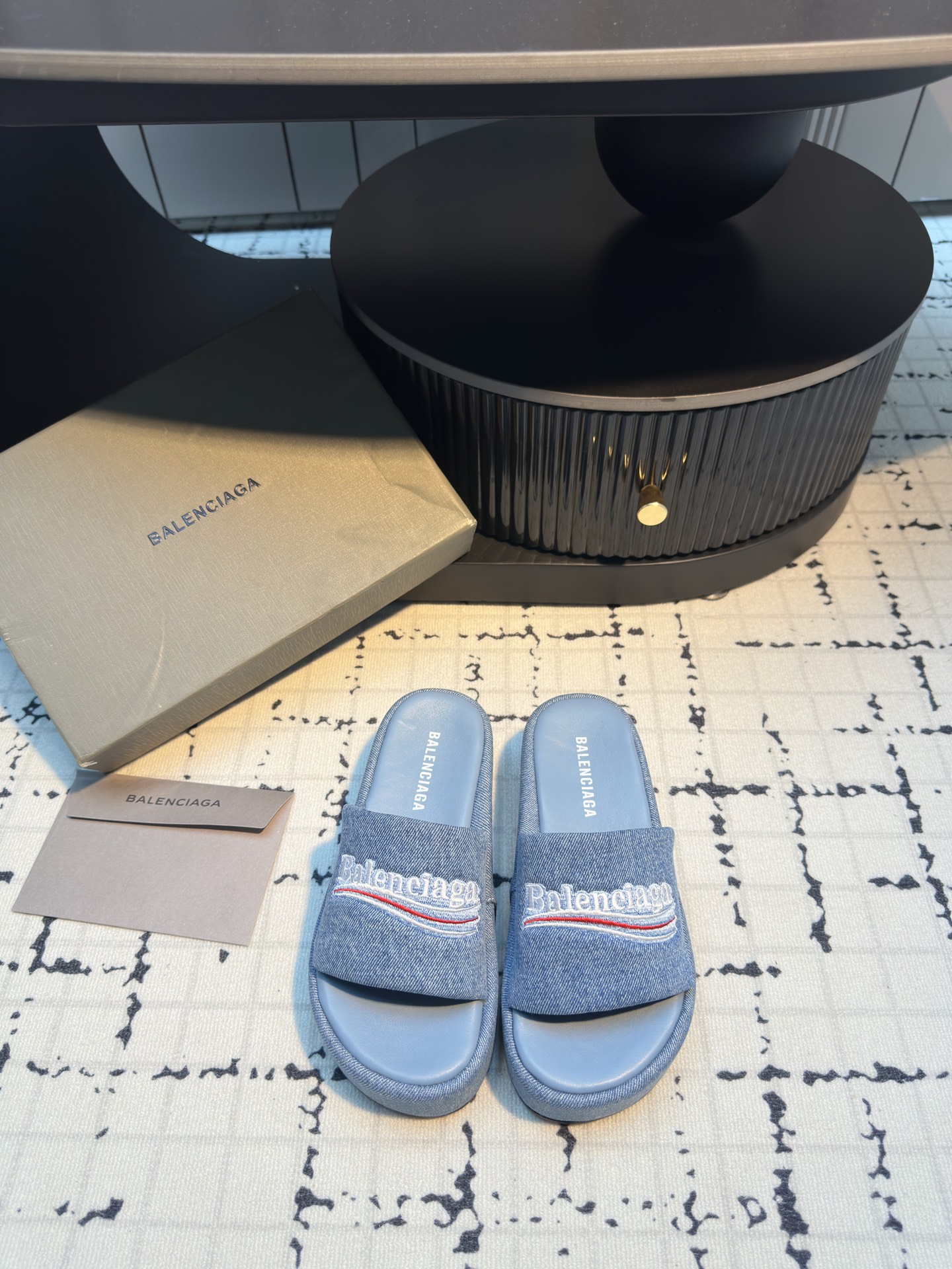 NO:263119,25s spring and summer new Balenciaga Balenciaga letter embroidered thick-soled slippers. The style of major internet celebrities in the fashion circle is trying hard to plant grass. It is popular ins!  Another popular product that dominates the fashion circles around the world has launched the electric embroidery logo embroidery craftsmanship!  Full of high-end feeling!  The upper is very beautiful, the upper is customized cowhide logo embroidery, the sole is original molded tpu outsole, size 35/40 (40 custom made without return or replacement), slippers, balenciaga, balenciaga, slippers, cowhide1986090925s春夏新款Balenciaga巴黎世家字母刺绣厚底拖鞋 时尚圈内各大网红明星又在拼命种草的款式.火爆整个ins！又是一个霸屏世界各地时尚圈的爆款面世了电绣徽标刺绣工艺！高级感满满当当！上脚特别漂亮 鞋面原版定制牛皮logo刺绣 鞋底原版开模tpu大底 码数35/40（40定做不退不换）,拖鞋,balenciaga,balenciaga,slippers,cowhide,Women's Shoes