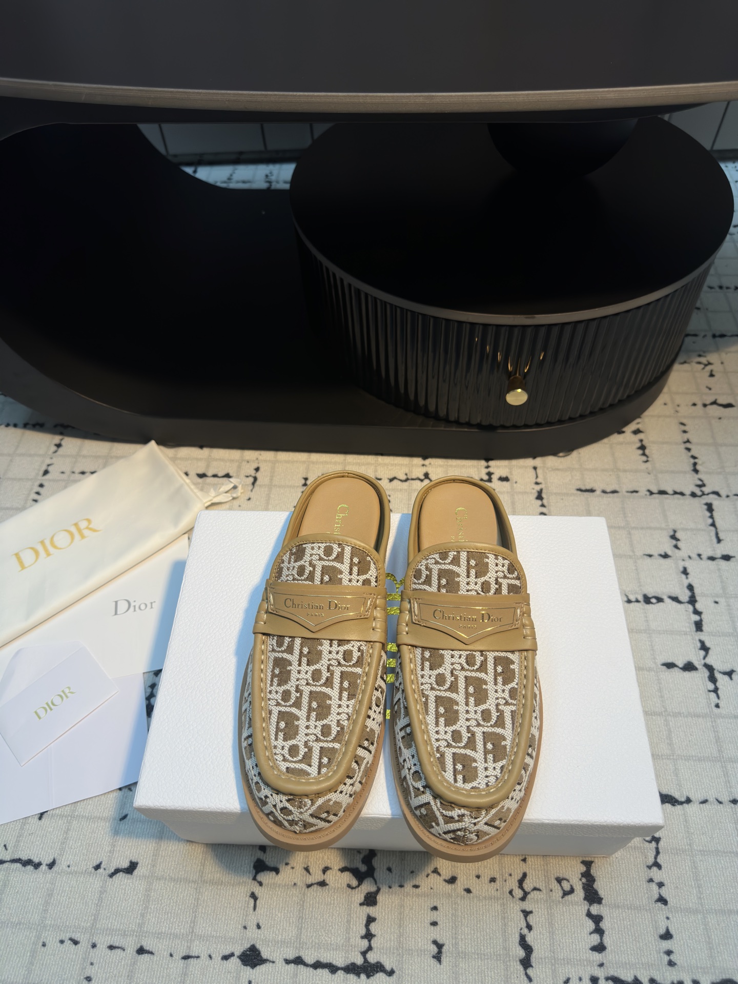 NO:263118,Dior DIOR early spring electric embroidery logo cloth hot Mueller slippers are simple, atmospheric and fashionable, and are unpredictable. They are the classics that never fade in the fashion circle. Retro beanie shoes are comfortable to wear, versatile and casual and durable. The original one-to-one electric embroidery cloth!  Genuine leather large sole size 35/41 (40.41 custom made without return or exchange), semi-drag, dior, dior, slippers, Leather soles19860909迪奥DIOR早春电绣logo布面爆款穆勒拖鞋 简约大气时髦,耐看不过时,是时尚圈永不退潮的经典所在,复古的豆豆鞋,上脚贼舒服,百搭休闲耐看 原版一比一电绣布面！ 真皮大底 码数35/41（40.41定做不退不换）,半拖,dior,dior,slippers,Leather soles,Women's Shoes