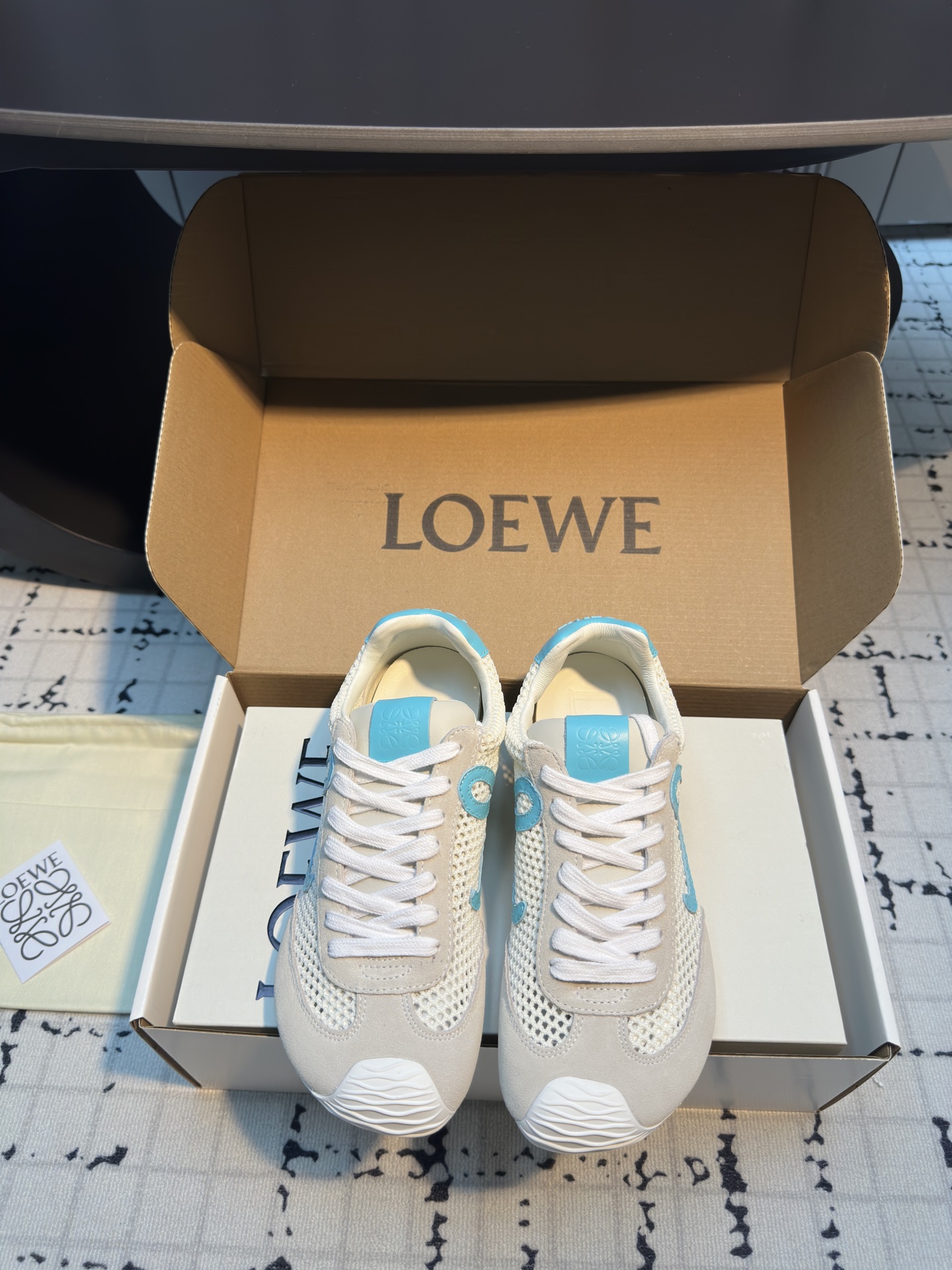 NO:408754,Loewe 2025 Paris Fashion Week new ballettrunner ballet sneakers Forrest Gump shoes classic love at first glance!  The minimalist style of splicing is really the ultimate!  It's so versatile. You can wear it casually and be very high-end and light, and you can go shopping without any pressure!  It is invincible and comfortable to wear on your feet, light and without weight. I really love it when I go out!  There is still a little bit of no foot stroke ** Size 35/40 (40 custom made without return or replacement), casual shoes/sports shoes, loewe, sneakers19860909Loewe 2025巴黎时装周新balletrunner 芭蕾运动鞋 阿甘鞋 经典一眼就爱上的！拼接的极简风格真的做到极致！实在太百搭,随便穿搭就可以很高级,很轻便,逛街暴走无压力！ 上脚无敌舒适,轻盈无负重感,出街真的爱了！不打脚还有点小** 码数35/40（40定做不退不换）,休闲鞋/运动鞋,loewe,sneakers,Women's Shoes