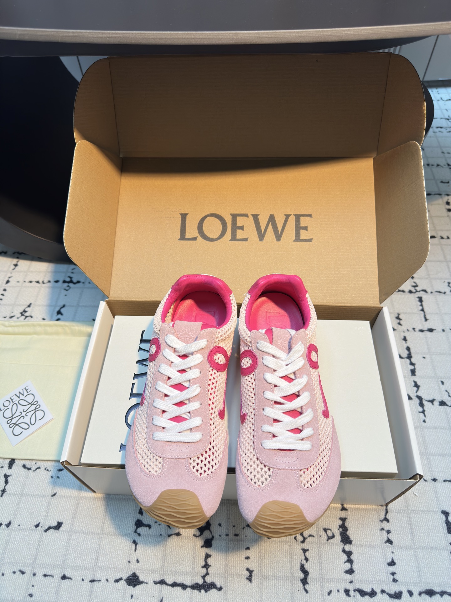 NO:263115,Loewe 2025 Paris Fashion Week new ballettrunner ballet sneakers Forrest Gump shoes classic love at first glance!  The minimalist style of splicing is really the ultimate!  It's so versatile. You can wear it casually and be very high-end and light, and you can go shopping without any pressure!  It is invincible and comfortable to wear on your feet, light and without weight. I really love it when I go out!  There is still a little bit of no foot stroke ** Size 35/40 (40 custom made without return or replacement), casual shoes/sports shoes, loewe, sneakers19860909Loewe 2025巴黎时装周新balletrunner 芭蕾运动鞋 阿甘鞋 经典一眼就爱上的！拼接的极简风格真的做到极致！实在太百搭,随便穿搭就可以很高级,很轻便,逛街暴走无压力！ 上脚无敌舒适,轻盈无负重感,出街真的爱了！不打脚还有点小** 码数35/40（40定做不退不换）,休闲鞋/运动鞋,loewe,sneakers,Women's Shoes