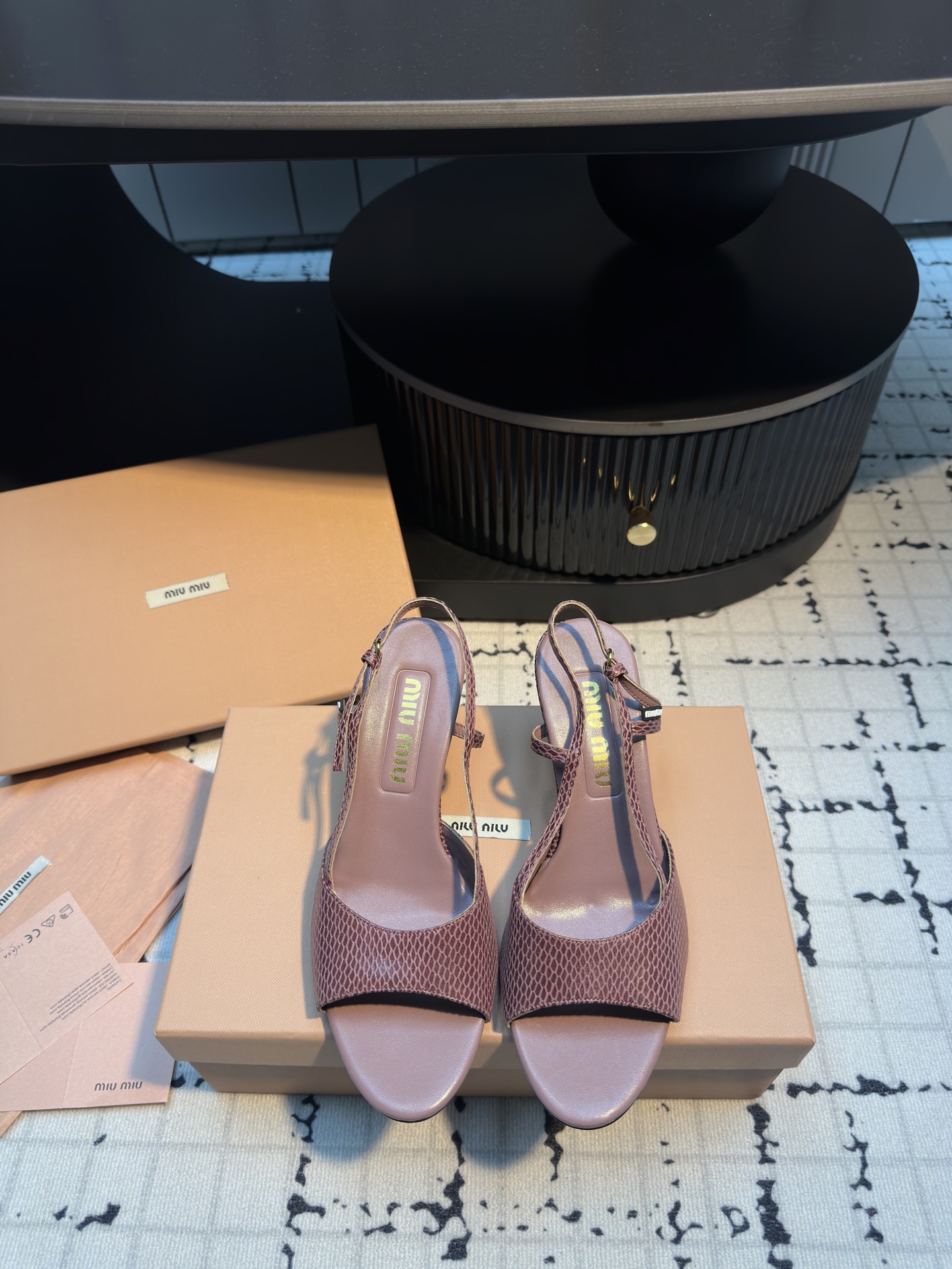 NO:264519,Miumiu 25ss Spring and Summer New Style, Retro, Snake Pattern, Fish Mouth Sandals, High Heels, Fresh Spring and Summer Color, Beautiful Curve, Kitten Heels, Empty Sandals, Daily Wearing is very good with the shoe edges, and there is an exclusive logo style that shows elegant charm on the feet!  The upper is made of original imported snake pattern cowhide, inner foot pad sheepskin, heel height 6.5cm, original custom Italian leather outsole, size 35/40 (40 custom made without return or replacement), high heels, miumiu, sandals, high heels, cowhide, sheepskin, Leather soles19860909Miumiu 缪缪 25ss春夏新款 复古 蛇纹 鱼嘴 凉鞋 高跟鞋 春夏清新配色 曲线优美,小猫跟后空凉鞋 日常穿搭都很搭配鞋边有专属标识性Logo格调上脚尽显优雅魅力！ 鞋面采用原版进口蛇纹牛皮 内里垫脚羊皮 跟高6.5cm 鞋底原版定制意大利真皮大底 码数35/40（40定做不退不换）,高跟鞋凉鞋,miumiu,sandals,high heels,cowhide,sheepskin,Leather soles,Women's Shoes