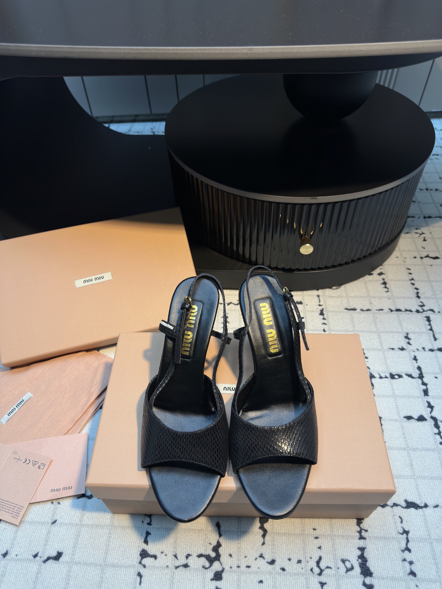 NO:264523,Miumiu 25ss Spring and Summer New Style, Retro, Snake Pattern, Fish Mouth Sandals, High Heels, Fresh Spring and Summer Color, Beautiful Curve, Kitten Heels, Empty Sandals, Daily Wearing is very good with the shoe edges, and there is an exclusive logo style that shows elegant charm on the feet!  The upper is made of original imported snake pattern cowhide, inner foot pad sheepskin, heel height 6.5cm, original custom Italian leather outsole, size 35/40 (40 custom made without return or replacement), high heels, miumiu, sandals, high heels, cowhide, sheepskin, Leather soles19860909Miumiu 缪缪 25ss春夏新款 复古 蛇纹 鱼嘴 凉鞋 高跟鞋 春夏清新配色 曲线优美,小猫跟后空凉鞋 日常穿搭都很搭配鞋边有专属标识性Logo格调上脚尽显优雅魅力！ 鞋面采用原版进口蛇纹牛皮 内里垫脚羊皮 跟高6.5cm 鞋底原版定制意大利真皮大底 码数35/40（40定做不退不换）,高跟鞋凉鞋,miumiu,sandals,high heels,cowhide,sheepskin,Leather soles,Women's Shoes