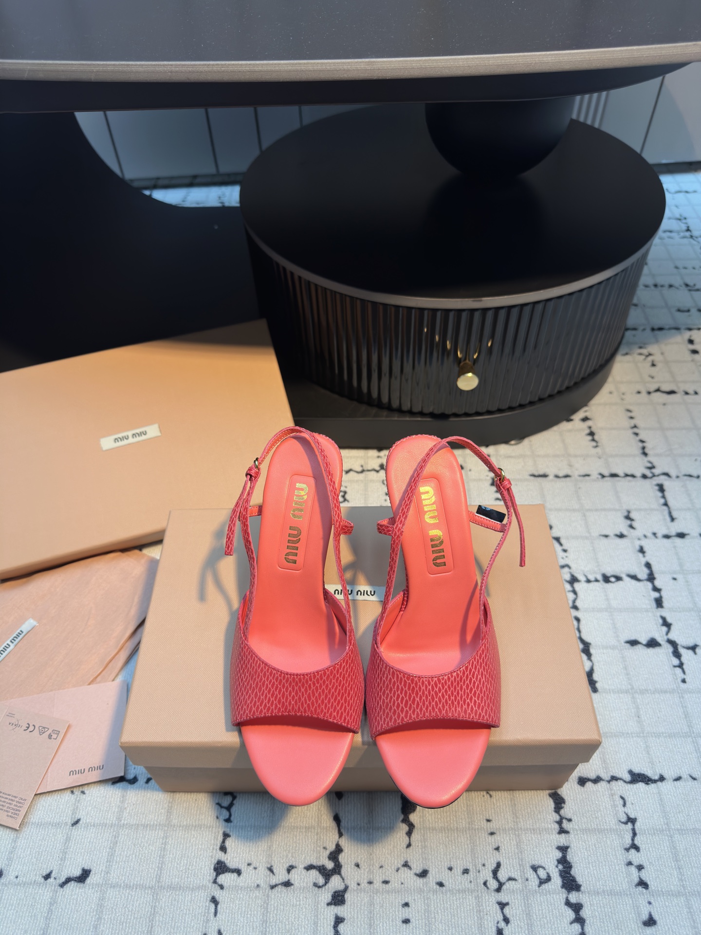 NO:264525,Miumiu 25ss Spring and Summer New Style, Retro, Snake Pattern, Fish Mouth Sandals, High Heels, Fresh Spring and Summer Color, Beautiful Curve, Kitten Heels, Empty Sandals, Daily Wearing is very good with the shoe edges, and there is an exclusive logo style that shows elegant charm on the feet!  The upper is made of original imported snake pattern cowhide, inner foot pad sheepskin, heel height 8.5cm, original custom Italian leather outsole, size 35/40 (40 custom made without return or replacement), high heels, miumiu, sandals, high heels, cowhide, sheepskin, Leather soles19860909Miumiu 缪缪 25ss春夏新款 复古 蛇纹 鱼嘴 凉鞋 高跟鞋 春夏清新配色 曲线优美,小猫跟后空凉鞋 日常穿搭都很搭配鞋边有专属标识性Logo格调上脚尽显优雅魅力！ 鞋面采用原版进口蛇纹牛皮 内里垫脚羊皮 跟高8.5cm 鞋底原版定制意大利真皮大底 码数35/40（40定做不退不换）,高跟鞋凉鞋,miumiu,sandals,high heels,cowhide,sheepskin,Leather soles,Women's Shoes