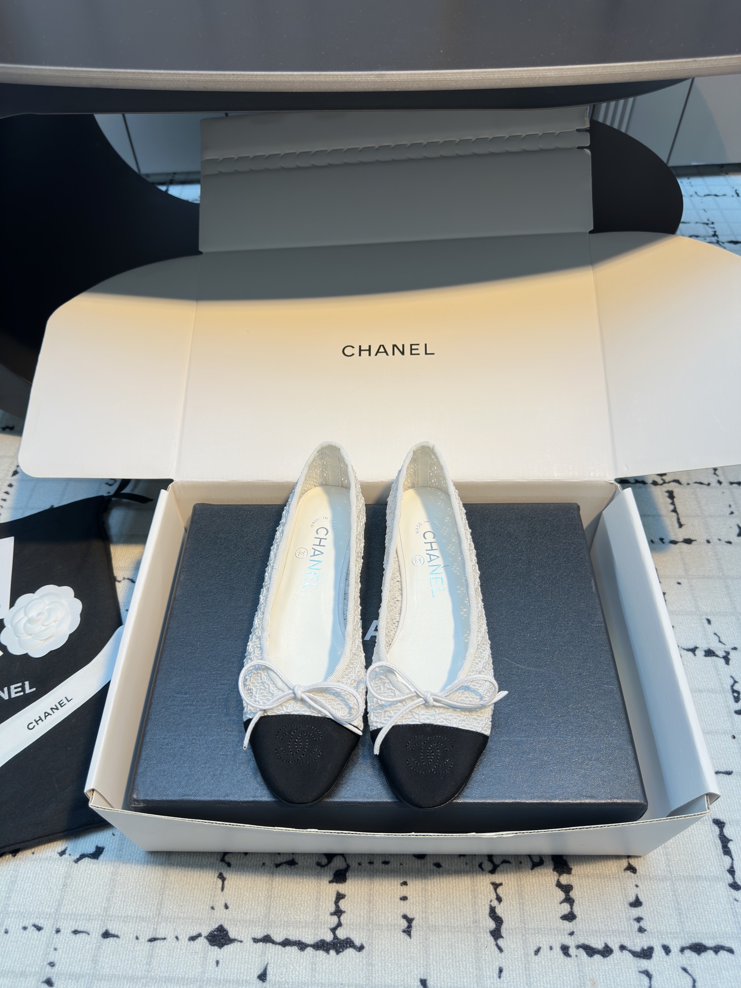 NO:264497,* | Xiaoxiang classic flat bow Ballet shoes The originator of ballet shoes ~ classics are always classic ~ double C shape ~ simple and luxurious ~ elegant and famous temperament ~ sheepskin delicate and soft ~ feet feel very light ~ comfortable and breathable ~ mix and match any clothing every day ~ invincible beauty ~ super durable ~ never out of time ~ Size 35/40 (40 custom made without return or exchange), ballet shoes, sheepskin19860909* |小香经典平底蝴蝶结 芭蕾舞鞋 芭蕾舞鞋鼻祖～经典永远是经典～双C造型～简约奢华～优雅名媛气质～羊皮细腻柔软～脚感非常轻盈～舒适透气～日常随心混搭任何服饰～ 无敌美～超级耐看～永不过时 码数35/40（40定做不退不换）,芭蕾舞鞋,sheepskin,Women's Shoes