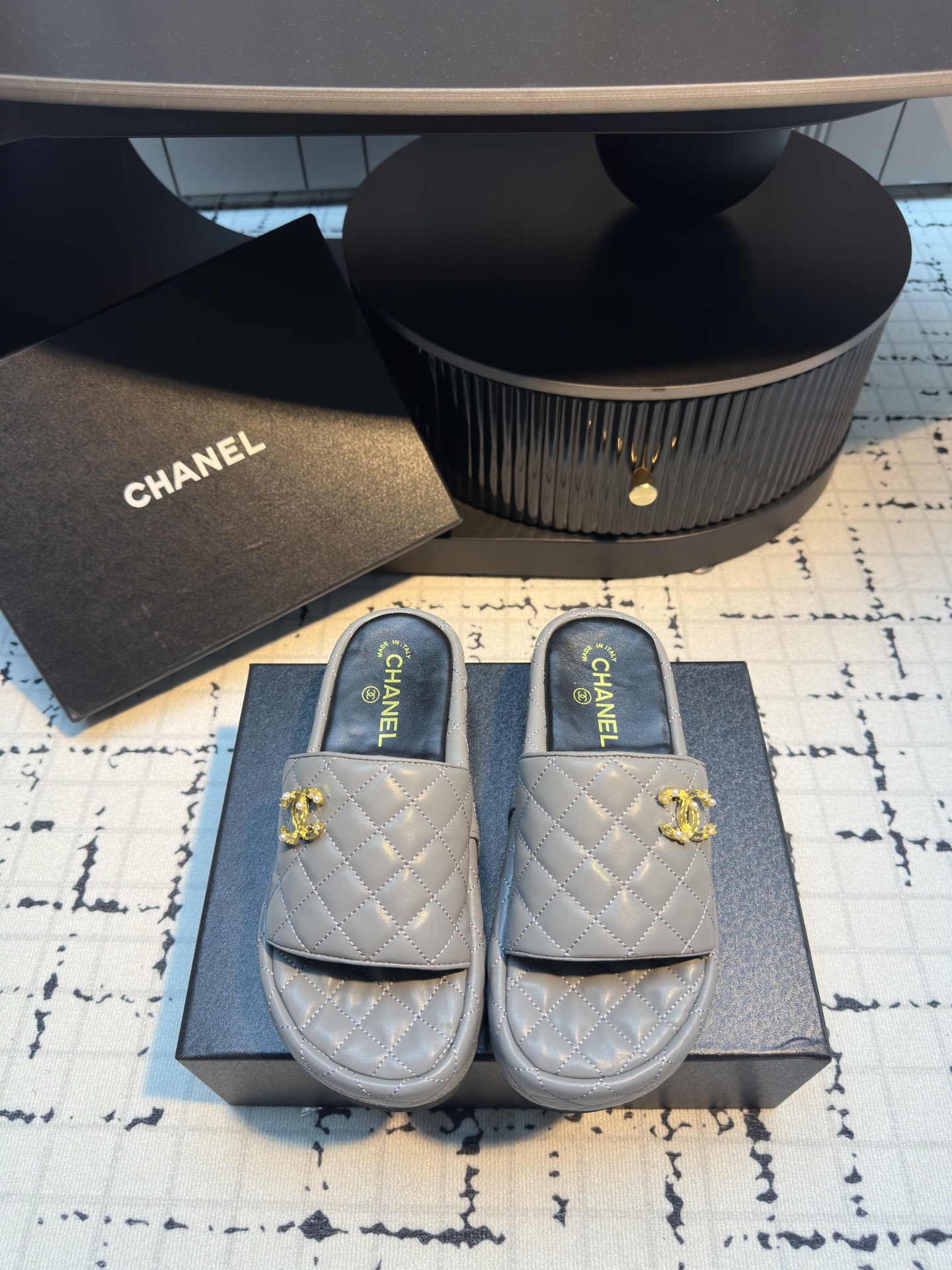 NO:264491,* |Little Xiang diamond double C pearl buckle thick-soled sandals. Pearl double C buckle paired with Xiaoxiang classic diamond sandals. It is playful and yet rich in style~ full of exquisiteness. It is a white and rich beauty in walking!  100% sweetness, beautiful, can't take your eyes away, thick soles are comfortable and don't tiring your feet, and you will definitely stretch your legs!  Have good looks and wear your own style and attitude!  Upper sheepskin inner foot pad sheepskin sole anti-slip rubber outsole size 35/40 (40 custom made without return or replacement), slippers, slippers, sheepskin19860909* |小香菱格双C珍珠扣厚底凉拖鞋 珍珠双C扣搭配小香经典菱格凉拖鞋,俏皮又不失千金风～满满的精致感 妥妥的行走白富美！甜度百分百 美的移不开眼,厚底上脚舒适不累脚 妥妥拉长腿部线条！拥有美好 穿出自己的风格和态度！ 鞋面羊皮 内里垫脚羊皮 鞋底防滑橡胶大底 码数35/40（40定做不退不换）,拖鞋,slippers,sheepskin,Women's Shoes