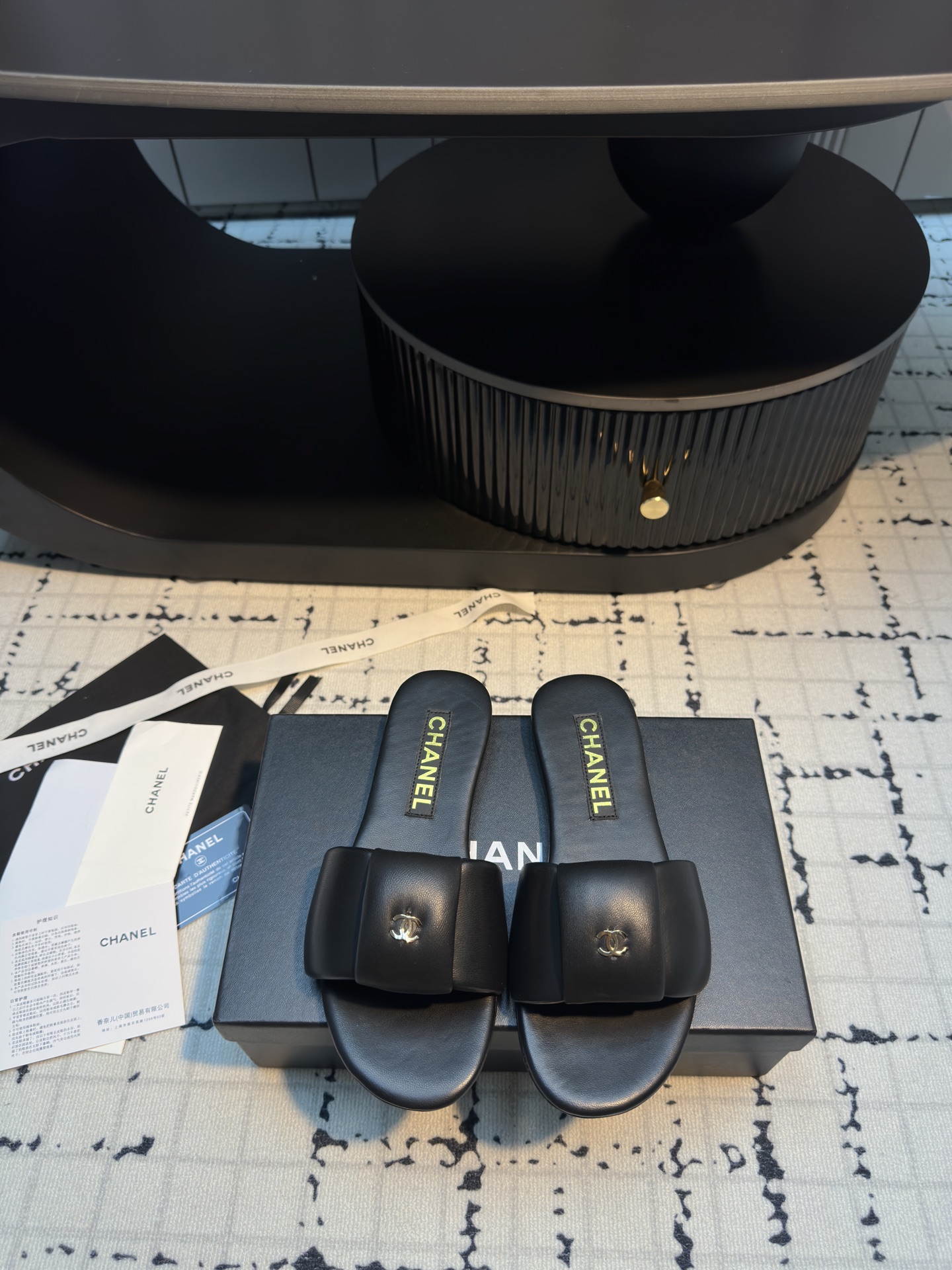 NO:264494,* | Xiaoxiang's latest flat-soled double C-bread slippers. This series is really amazing. The chubby sponge is full and delicate, and the coexistence of fashion and comfort. Chanel Chanel's slippers are simply beautiful!  Classic double C logo is exquisite and eye-catching, full of pink and full of vitality, a touch of sweetness in summer; white is pure and elegant, with a cool and cool atmosphere; black is cool and versatile, never making mistakes. Simple design shows high-end texture everywhere, whether it is matched with skirts or trousers, it can easily improve the fashion level. Whoever wears it is fashionable. Upper sheepskin tiptoe sheepskin, outsole leather soles Size 35/41 (customized for 40.41, no return or replacement), slippers, chanel, chanel, slippers, skirts, sheepskin, Leather soles19860909* |小香最新平底双C面包拖鞋 这一系列这真的是绝了,胖乎乎海绵体填充饱满细腻,时髦与舒适度并存 chanel香奈儿这几款拖鞋简直美出圈了！经典双C logo 精致又吸睛,粉色活力满满,是夏日里的一抹甜；白色纯净优雅,自带清冷氛围感；黑色酷帅百搭,永远不出错 .简约设计却处处彰显高级质感,无论是搭配裙装还是裤装,都能轻松提升时尚度,谁穿谁是时髦精. 鞋面羊皮 踮脚羊皮 大底真皮大底 尺码35/41（40.41定做不退不换）,拖鞋,chanel,chanel,slippers,skirts,sheepskin,Leather soles,Women's Shoes