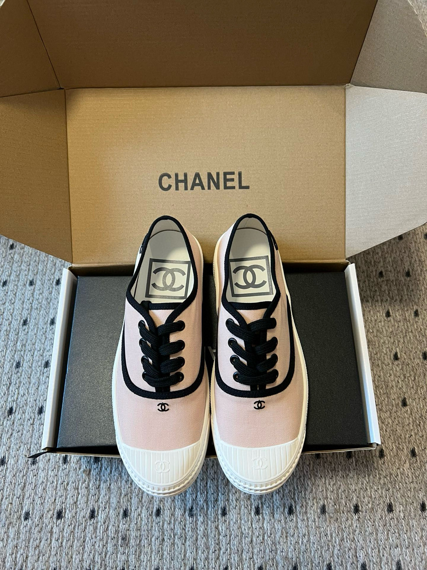 NO:264485,Chane* 25ss Chanel hidden medieval canvas shoes full of Vintage, medieval replica style get~ Canvas shoes are suitable for spring and summer, black and white splicing is very Chanel. It is very retro college-like with socks. Upper canvas, outsole rubber sole, size 35/40 (40 custom made, no return or replacement), casual shoes/sports, chanel, chanel, sneakers, socks19860909Chane* 25ss香奈儿隐藏中古款帆布鞋 Vintage感满满,中古复刻款get啦～帆布鞋适配春夏,黑白拼接就很Chanel.配合袜子就很复古学院的感觉. 鞋面帆布 大底橡胶大底 尺码35/40（40定做不退不换）,休闲鞋/运动鞋,chanel,chanel,sneakers,socks,Women's Shoes