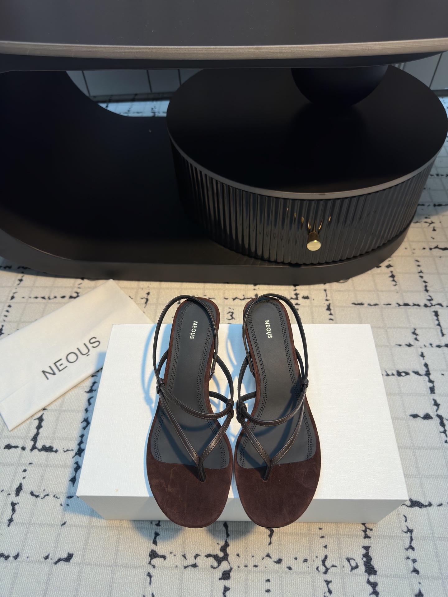 NO:264482,NEOUS 25ss Another niche brand from the UK, mesh, round toe, foot sandals. Although the niche London shoe brand Neous is not as well-known as the popular brand, Neous's shoes have a lot of fans. With the brand, traditional Italian handmade shoe craftsmanship, materials are made of suede and leather, and the fashionable taste of geometric graphic design, especially geometric heels, fashionable and versatile styles make a name for themselves. All shoes are made of traditional Italian technology, with a certain high standard of quality, and the price is above US$350. Girls who focus on quality believe that you will definitely appreciate this brand! For girls, there are never many comfortable and fashionable shoes. Neous, a niche shoe brand from London, can easily meet the needs of girls. Show a sexy and seductive style and stretch the slenderness of feet. Thick heels, fashionable and versatile, make your figure look slim and tall, and you will be more stable when walking. This year, this slipper is very popular. It has a unique sexy feeling, which integrates the skin of the feet. It really shows long legs and creates a fashionable and beautiful feminine charm. Matte all-calf leather upper, with good texture, strong skin-friendly feel, breathable, moisture-absorbing, delicate and dry, and fits the skin without being stuffy. This is a pair of shoes that can be remembered at one glance, simple and fashionable. Upper imported calfskin/imported velvet cloth, matte calfskin, outsole imported Italian leather outsole, size 35/40 (40 custom made, no return or replacement), split-toe shoes, sandals, slippers, cowhide, Leather soles19860909NEOUS 25ss 来自英国的小众品牌又一款 网状 圆头 夹脚 凉鞋 小众伦敦鞋履品牌Neous虽然不及大众品牌知名度高 但Neous的鞋款却有着一票粉丝,凭著品牌,传统意大利手工製鞋工艺、材料多用绒面革、皮革打造的舒适质感 还有几何图形设计的时尚品味,特别几何型跟,时尚又百搭的样式闯出一片天 全部鞋款由意大利的传统技术製造而成,品质有一定的高标准,定价则在 350 美金以上,注重品质的女孩们相信你们绝对会欣赏这个品牌! 对于女生而言,舒适又时髦的鞋子永远不嫌多,来自伦敦的小众鞋履品牌Neous便能轻松满足女生们的需求. 展现出性感撩人的风情,拉伸双脚的修长感. 粗跟,时尚百搭,显得身材苗条高挑,行走间更加稳固. 今年这款拖鞋 十分的流行,它有着一种别样的性感,和脚部肌肤融为一体的感觉,真的很显腿长,打造出时尚靓丽的女性魅力. 哑光全小牛皮鞋面,脚垫质感好,亲肤感强,透气吸湿细腻干爽,贴肤不闷脚. 这是一双一眼就能够让人记住的鞋子,简约中不失时尚感. 鞋面进口小牛皮/进口绒布 内里进口哑光小牛皮 大底意大利进口真皮大底 码数35/40（40定做不退不换）,分趾鞋,sandals,slippers,cowhide,Leather soles,Women's Shoes