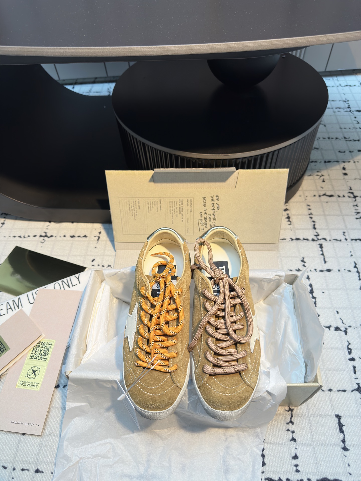 NO:264479,Purchase level, new colors are here, GGDB 25ss Spring and summer new style, casual moral training small dirty shoes, shoes series, breaking the traditional aesthetic, small dirty shoes have been used as a demonstration of celebrity private servers, and it is so versatile!  No need to worry about washing shoes anymore. Customized fabric cowhide inner towel inside shoe tongue genuine leather private molded sole, original full set of packaging. Size 35/40 (40 custom made without return or replacement), casual shoes/sports shoes, sneakers, cowhide19860909代购级 新色来了 GGDB 25ss 春夏季新款 休闲德训小脏鞋板鞋系列 打破传统审美,小脏鞋做到了明星私服上脚示范 就是这么百搭 ！再也不用担心洗鞋的问题啦 面料定制牛皮 内里 毛巾里 鞋舌内里真皮 私模大底、原版全套包装 码数35/40（40定做不退不换）,休闲鞋/运动鞋,sneakers,cowhide,Women's Shoes