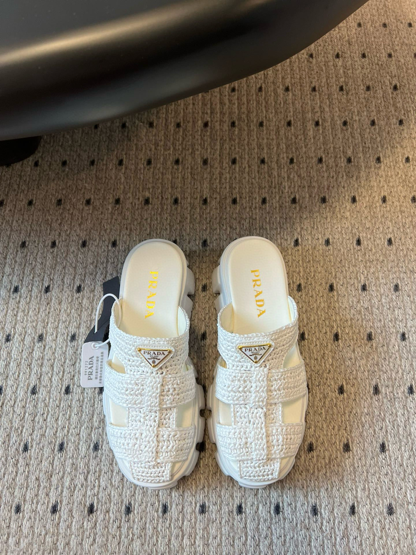 NO:264505,Prad* 25SS/Serrated Rome Weaving Semi-Travel Super Hot Prad* Prad 2025 Latest Spring and Summer Jagged Rome Weaving Super Light Sandals!  Retro, fashionable and avant-garde wheel teeth make the whole pair of shoes light, comfortable, bright colors satisfy the choice of fashionable people in different styles! The iconic metal triangle logo is matched with ancient beach sandals, each element is on the trendy point! The upper is purely hand-woven, calfskin inside, foamed sole, size 35/41 (40.41 custom made without return or exchange), semi-trail, prada, prada, sandals, cowhide19860909Prad* 25SS/锯齿底罗马编织半拖 超火爆prad*普拉达2025最新春夏锯齿罗马编织超轻 凉鞋！复古时髦前卫的轮齿 让整双鞋轻便舒适鲜艳色彩满足不同风格时髦人士的多种选择!标志性金属三角标搭配古沙滩凉鞋造型,每一个 元素都踩在时髦点上! 鞋面纯手工编织 内里小牛皮 大底发泡大底 码数35/41（40.41定做不退不换）,半拖,prada,prada,sandals,cowhide,Women's Shoes