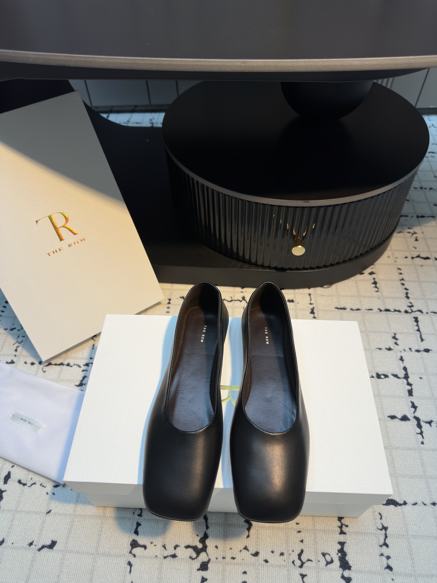 NO:264496,The Row 25ss square-toe flat-sole single shoes. Two pairs of golden beauty need to be shared immediately. Super soft and glutinous leather, not tired when walking wild, super comfortable with soft sole. Therow-style, full of old money style. Imported sheepskin on the upper, inner sheepskin on the inner, large leather outsole size 35/40 (40 custom made, no return or exchange), single shoes, Mary Jane, mary jane, sheepskin, Leather soles19860909The Row 25ss方头平底单鞋 两双金灿灿的美丽需要立马分享 超级软糯的皮子,暴走不累,软底的超级舒服 大方头超级个性 Therow风十足 老钱风满满 鞋面进口绵羊皮 内里羊皮 大底真皮大底 码数35/40（40定做不退不换）,单鞋玛丽珍,mary jane,sheepskin,Leather soles,Women's Shoes