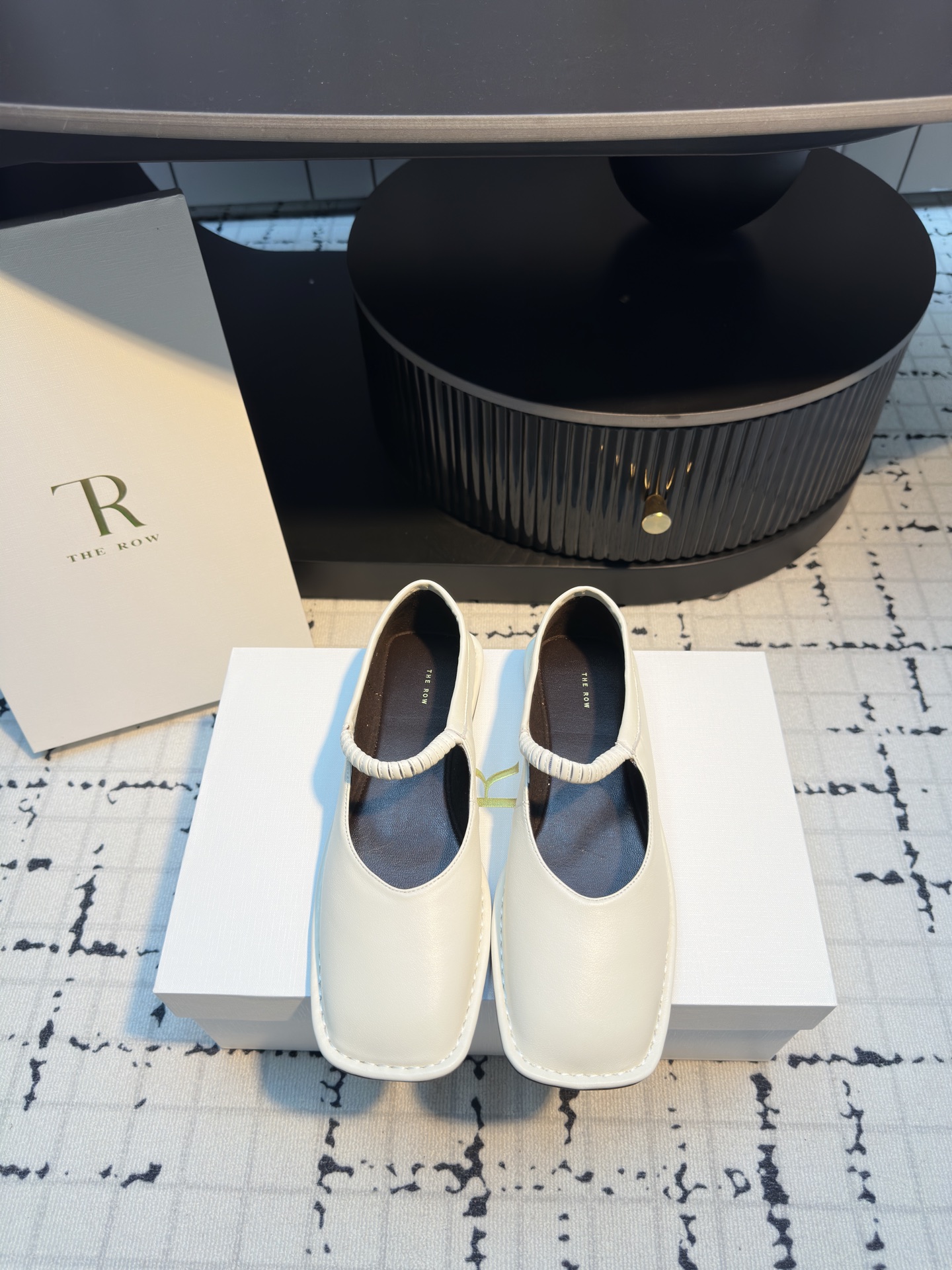 NO:264499,The Row 25ss square-head T-shaped flat-sole Mary Zhen. Two pairs of golden beauty need to be shared immediately. Super soft and glutinous leather, not tired when walking wild, super comfortable with soft sole. The flat-head is super personalized. Therow style is full of old money style. Imported sheepskin on the upper, inner sheepskin, outsole rubber sole. Size 35/40 (40 custom made, no return or replacement), single-shoe Mary Zhen, mary jane, sheepskin19860909The Row 25ss方头T字带平底玛丽珍 两双金灿灿的美丽需要立马分享 超级软糯的皮子,暴走不累,软底的超级舒服 大方头超级个性 Therow风十足 老钱风满满 鞋面进口羊皮 内里羊皮 大底橡胶大底 码数35/40（40定做不退不换）,单鞋玛丽珍,mary jane,sheepskin,Women's Shoes