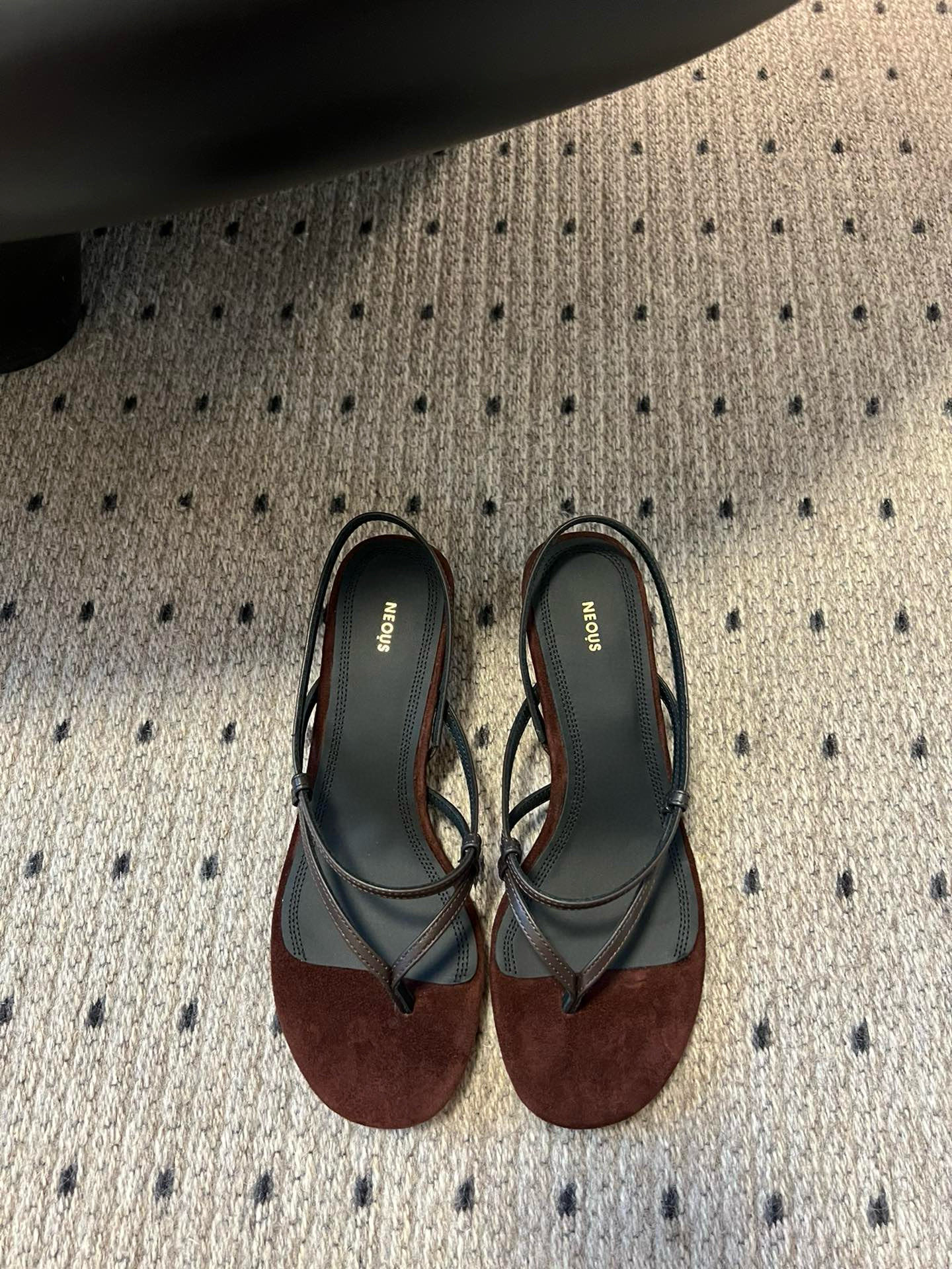 NO:265417,NEOUS 25ss Another niche brand from the UK, mesh, round toe, foot sandals. Although the niche London shoe brand Neous is not as well-known as the popular brand, Neous's shoes have a lot of fans. With the brand, traditional Italian handmade shoe craftsmanship, materials are made of suede and leather, and the fashionable taste of geometric graphic design, especially geometric heels, fashionable and versatile styles make a name for themselves. All shoes are made of traditional Italian technology, with a certain high standard of quality, and the price is above US$350. Girls who focus on quality believe that you will definitely appreciate this brand! For girls, there are never many comfortable and fashionable shoes. Neous, a niche shoe brand from London, can easily meet the needs of girls. Show a sexy and seductive style and stretch the slenderness of feet. Thick heels, fashionable and versatile, make your figure look slim and tall, and you will be more stable when walking. This year, this slipper is very popular. It has a unique sexy feeling, which integrates the skin of the feet. It really shows long legs and creates a fashionable and beautiful feminine charm. Matte all-calf leather upper, with good texture, strong skin-friendly feel, breathable, moisture-absorbing, delicate and dry, and fits the skin without being stuffy. This is a pair of shoes that can be remembered at one glance, simple and fashionable. Upper imported calfskin/imported velvet cloth, matte calfskin, outsole imported Italian leather outsole, size 35/40 (40 custom made, no return or replacement), split-toe shoes, sandals, slippers, cowhide, Leather soles19860909NEOUS 25ss 来自英国的小众品牌又一款 网状 圆头 夹脚 凉鞋 小众伦敦鞋履品牌Neous虽然不及大众品牌知名度高 但Neous的鞋款却有着一票粉丝,凭著品牌,传统意大利手工製鞋工艺、材料多用绒面革、皮革打造的舒适质感 还有几何图形设计的时尚品味,特别几何型跟,时尚又百搭的样式闯出一片天 全部鞋款由意大利的传统技术製造而成,品质有一定的高标准,定价则在 350 美金以上,注重品质的女孩们相信你们绝对会欣赏这个品牌! 对于女生而言,舒适又时髦的鞋子永远不嫌多,来自伦敦的小众鞋履品牌Neous便能轻松满足女生们的需求. 展现出性感撩人的风情,拉伸双脚的修长感. 粗跟,时尚百搭,显得身材苗条高挑,行走间更加稳固. 今年这款拖鞋 十分的流行,它有着一种别样的性感,和脚部肌肤融为一体的感觉,真的很显腿长,打造出时尚靓丽的女性魅力. 哑光全小牛皮鞋面,脚垫质感好,亲肤感强,透气吸湿细腻干爽,贴肤不闷脚. 这是一双一眼就能够让人记住的鞋子,简约中不失时尚感. 鞋面进口小牛皮/进口绒布 内里进口哑光小牛皮 大底意大利进口真皮大底 码数35/40（40定做不退不换）,分趾鞋,sandals,slippers,cowhide,Leather soles,Women's Shoes