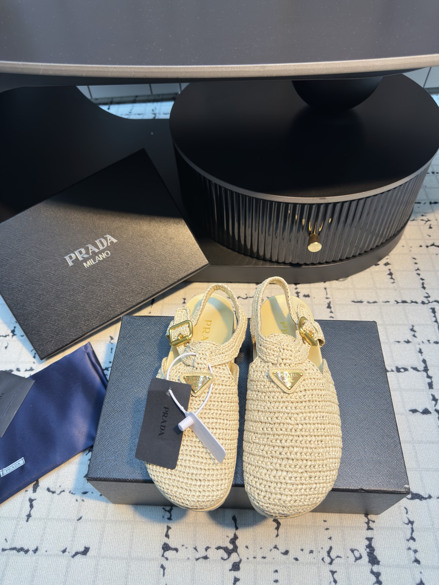 NO:265406,prada 25/ New Roman woven sandals The rhythm of the counter being out of stock as soon as it is launched. There are so many internet celebrity fashion bloggers planting grass. It’s really comfortable to put on your feet, delicate, comfortable and not monotonous!  All major internet celebrities are good!  Upper: pure hand-crochet foot pad: sheepskin foot pad Sole: original Tpu sole size 35/41 (40.41 custom made without return or replacement), sandals, prada, prada, sandals, sheepskin19860909prada普拉达 25/ 新款 罗马编织包头 凉鞋 专柜一上就断货的节奏 超级多的网红时尚博主种草 上脚真的太舒服了,细腻舒适又不单调！各大网红明星都有上脚！ 鞋面: 纯手工钩针编织 垫脚: 羊皮垫脚 鞋底: 原版Tpu底 码数35/41（40.41定做不退不换）,凉鞋,prada,prada,sandals,sheepskin,Women's Shoes