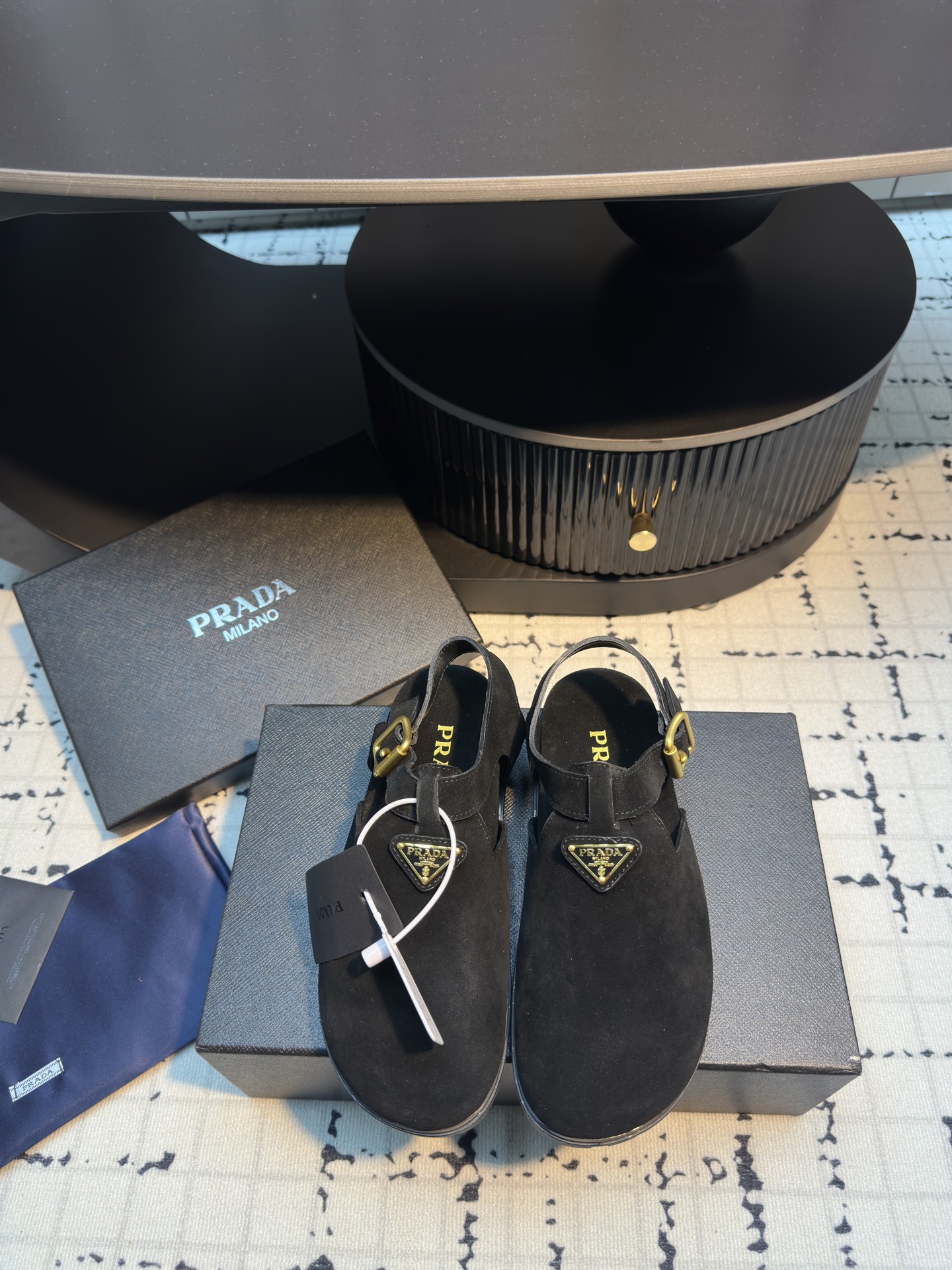 NO:265408,prada 25/ New Baotou Birken Sandals The rhythm of the counter being out of stock as soon as it is launched. There are so many internet celebrity fashion bloggers planting grass. It’s really comfortable to put on your feet, delicate, comfortable and not monotonous!  All major internet celebrities are good!  Upper: Imported beef velvet oil edge Floor pad: Sheepskin foot pad Sole: Original Tpu sole size 35/41 (40.41 custom made without return or replacement), sandals, prada, prada, sandals, sheepskin19860909prada普拉达 25/ 新款 包头 勃肯 凉鞋 专柜一上就断货的节奏 超级多的网红时尚博主种草 上脚真的太舒服了,细腻舒适又不单调！各大网红明星都有上脚！ 鞋面: 进口牛绒油边 垫脚: 羊皮垫脚 鞋底: 原版Tpu底 码数35/41（40.41定做不退不换）,凉鞋,prada,prada,sandals,sheepskin,Women's Shoes