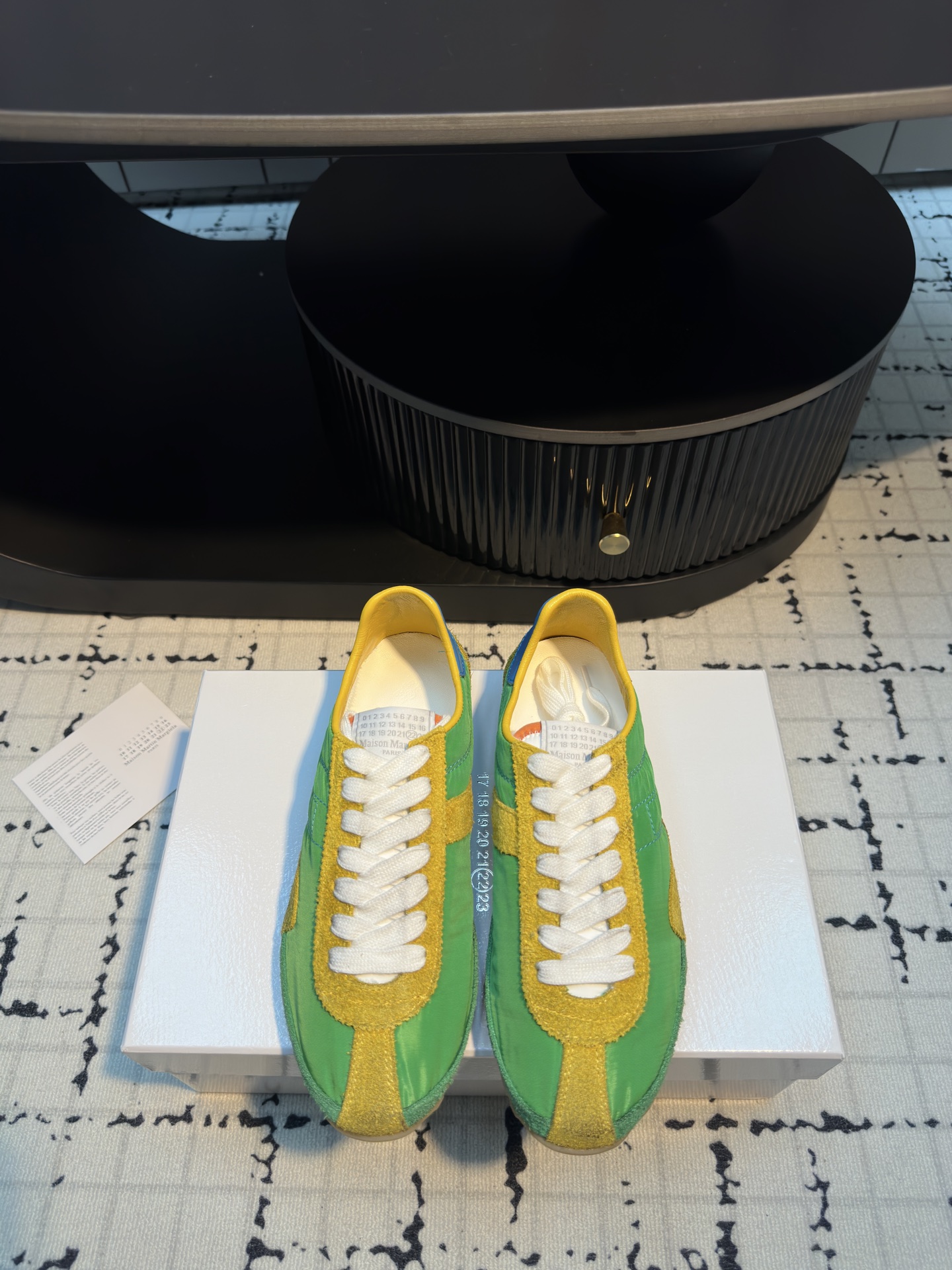 NO:265404,Purchase level MaisonMargiel* MM6 German training casual shoes The genius designer brand, a light luxury brand is very versatile and comfortable to the feet. This German training shoes continue the classic T-shaped genuine leather splicing design. After many careful improvements by the design team, it is just to let you experience the most original military flavor. The soft and delicate characteristics of the top layer cowhide and the texture of cow leather make it have super high softness and comfort, while maintaining good breathability and comfort and texture parallel, so as to easily control any combination of all seasons. Fabric matte cowhide inner sheepskin Women's 35/40 (40 custom-made no return or replacement) Men's 40/45 (45 custom-made no return or replacement), casual shoes/sports shoes, masion margiela, sneakers, cowhide, sheepskin19860909代购级别 MaisonMargiel* MM6德训休闲鞋 鬼才设计师品牌,一个轻奢品牌上脚很百搭哦,也很随脚舒适,这一款德国训练鞋延续了经典的T形真皮拼接设计,经过设计团队多次的精心改良,只为让您体验最原始的军旅味道,头层牛皮柔软细腻的特点与牛反绒牛皮的质感相结合使其既有超高的柔软舒适度,又同时保持不错的透气性能舒适与质感并行,轻松驾驭四季穿着任何搭配. 面料磨砂牛皮 内里羊皮 女款35/40（40定做不退不换） 男款40/45（45定做不退不换）,休闲鞋/运动鞋,masion margiela,sneakers,cowhide,sheepskin,Women's Shoes