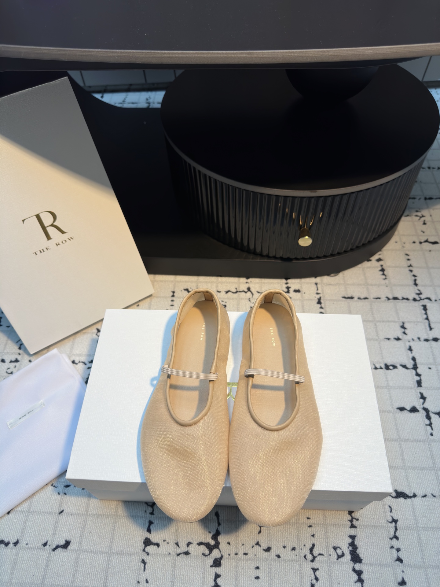 NO:265398,2025 new mesh flat grandma shoes/ballet shoes The mesh is soft and breathable ~ light and Q-elastic ~ breathable and sweat-absorbing. The shoes are made of no inner and no gang treasure ~ the wrapping feels strong on the feet~ super soft and comfortable. So soft that you can't feel it exists~ like stepping on the clouds 360 degrees ~ never grind your feet ~ shopping without pressure ~ fashion and comfort... Fabric: Custom imported environmentally friendly sheepskin Outsole: Rubber outsole Size 35/40 (40 custom made without return or replacement), ballet shoes, sheepskin198609092025新款网纱平底奶奶鞋/芭蕾舞鞋 网纱柔软透气～轻盈Q弹～透气吸汗 鞋子采用无内里无港宝做法～上脚包裹感极强～超级柔软舒适 柔软到感受不到它存在～像是踩在云端上 360度全方位～永不会磨脚～逛街暴走无压力～时尚与舒适兼顾…… 面料: 定制进口环保羊皮 大底: 橡胶大底 码数35/40（40定做不退不换）,芭蕾舞鞋,sheepskin,Women's Shoes