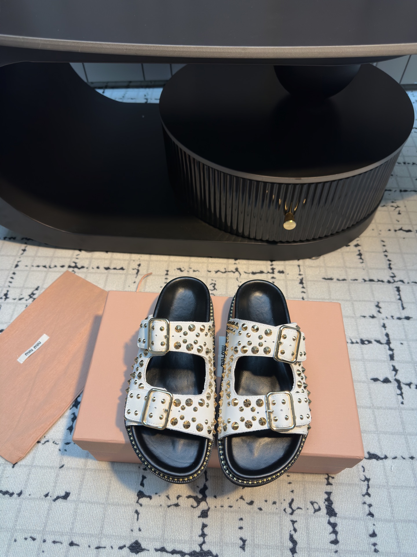 NO:266356,MiuMiu Miu thick-soled rivet sandals. The new summer style of flat women's shoes, soft-soled internet celebrity beach sandals, is simple and fairy shoes with small features, are launched online. Those who like design style should love this one very much. DI is so amazing at first glance. It’s a lot to say about the more time you go, and you will love it!  Amazing at a glance, size 35/40 (40 custom made without return or replacement), slippers, miumiu, sandals, slippers19860909MiuMiu 缪缪厚底铆钉凉拖鞋 夏季新款外穿平底女鞋软底网红沙滩凉鞋简约又不失小特点的仙女鞋上线ing 喜欢设计风的亲应该会很爱这款吧 DI一眼看太惊艳 属于越穿越爱那一挂不用多说了吧！一眼就惊艳 码数35/40（40定做不退不换）,拖鞋,miumiu,sandals,slippers,Women's Shoes