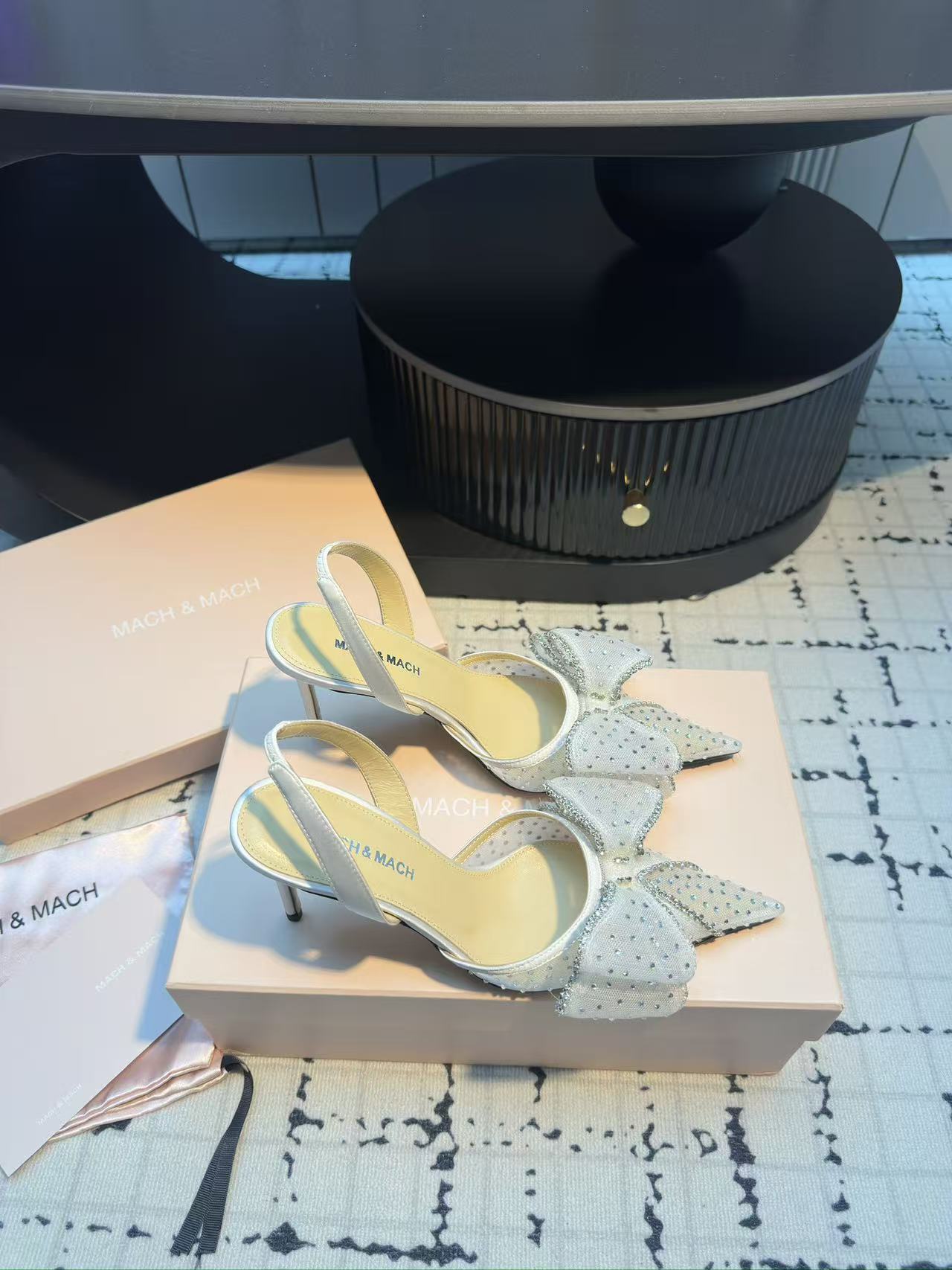 Luxury Crystal Sandals with Italian Silk and Custom Designs - 图片 4