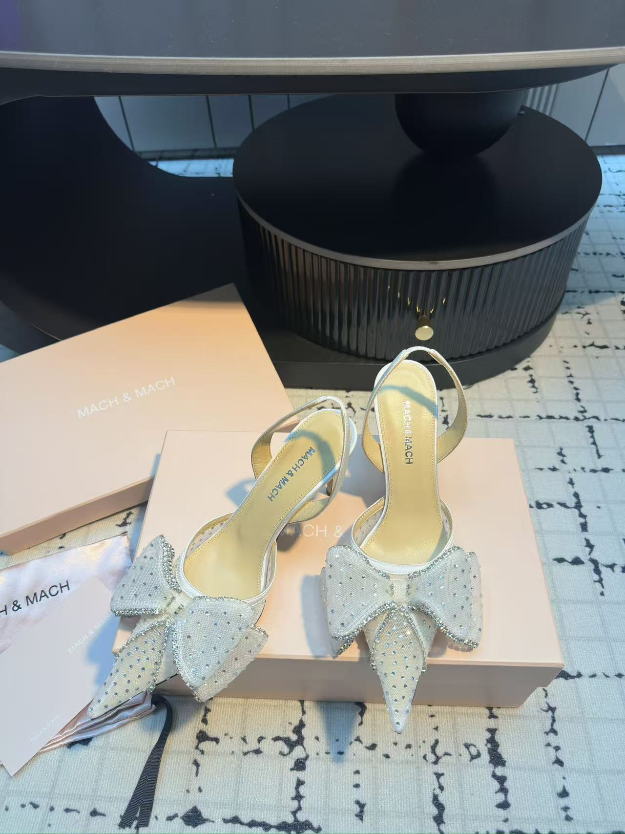 Luxury Crystal Sandals with Italian Silk and Custom Designs - 图片 3