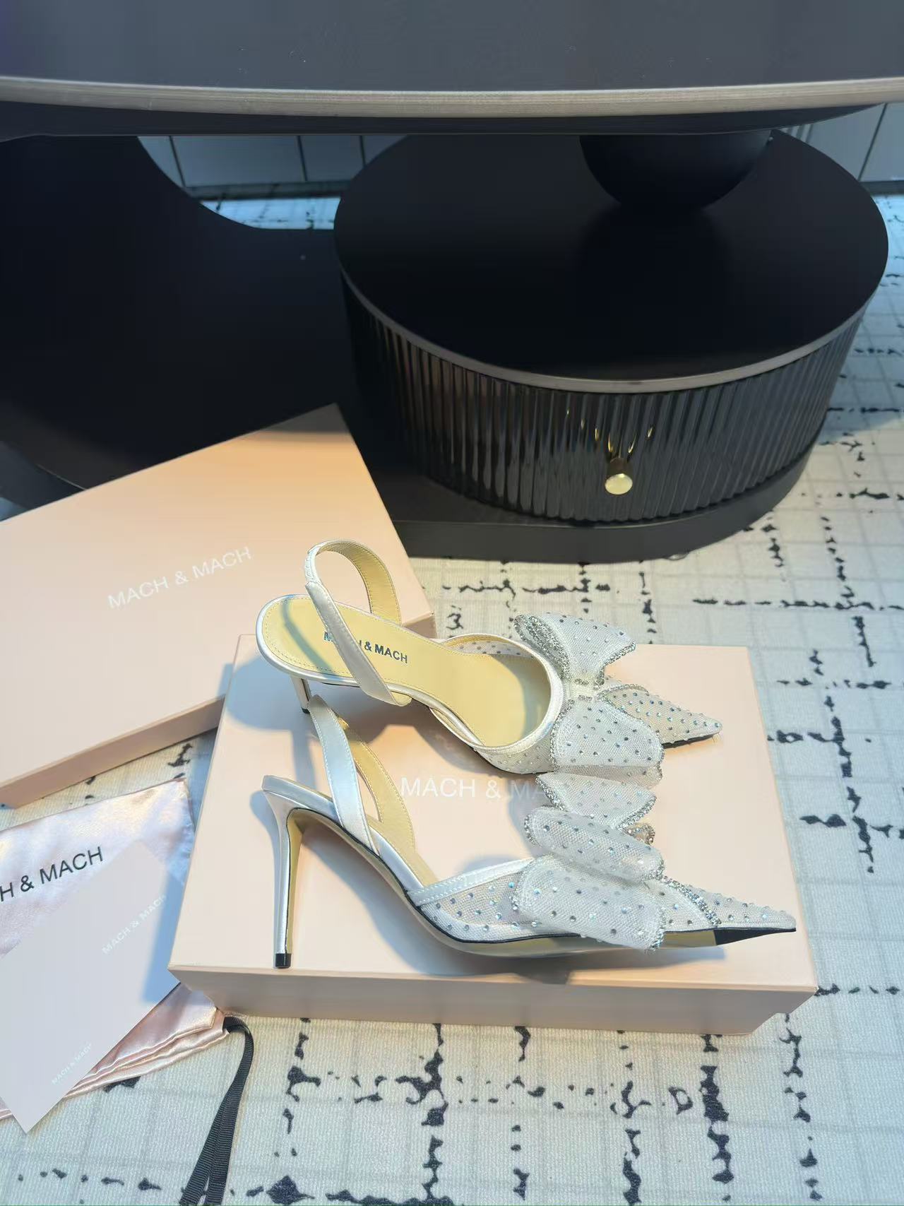 Luxury Crystal Sandals with Italian Silk and Custom Designs - 图片 5