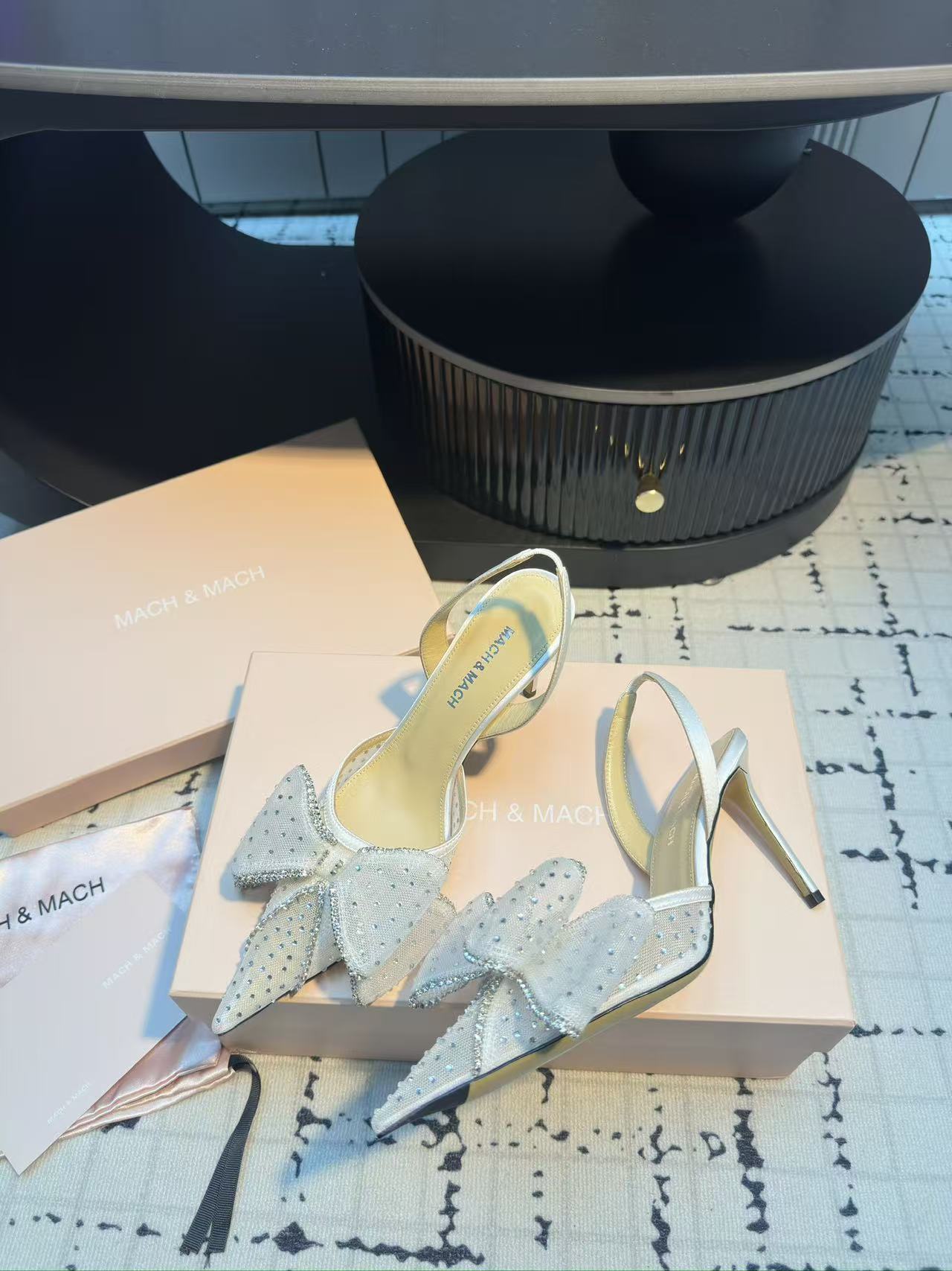 Luxury Crystal Sandals with Italian Silk and Custom Designs - 图片 6