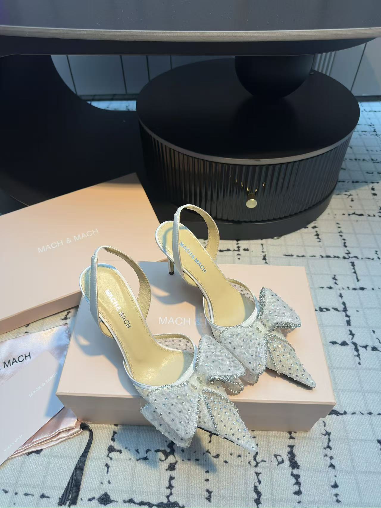 Luxury Crystal Sandals with Italian Silk and Custom Designs - 图片 2