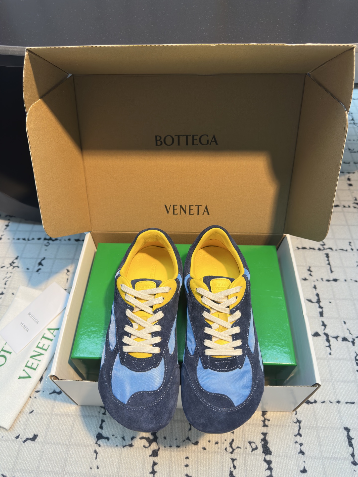 NO:381869,Liu Wen's same Bottega Veneta hot new sneakers casual shoes Desperate shoes BV Inspired by the retro style of the 1990s, the upper is made of suede + tarp fabric, echoing the brand's iconic intrecciato braiding elements, showing a delicate and avant-garde design style. Made of lightweight technology fabric, suede and mesh, low-top lace-up design, casual and comfortable, and fine sculpting of the styling design. Fabric matte cowhide cowhide inner sheepskin size 35/40 (40 custom made without return or replacement), casual shoes/sports shoes, bottega Veneta, bottega Veneta, sneakers, cowhide, sheepskin, chamois leather19860909刘雯同款Bottega Veneta火爆新款运动鞋休闲鞋徳训鞋 BV 90年代复古风格为灵感,鞋面选用麂皮+防水布面料,呼应品牌标志性intrecciato编织元素,展现出精致前卫的设计风格.采用轻质科技面料、绒面革和网布制成,低帮系带的设计,休闲舒适又不乏造型设计的精细雕琢 面料磨砂牛皮 内里羊皮里 码数35/40（40定做不退不换）,休闲鞋/运动鞋,bottega veneta,bottega veneta,sneakers,cowhide,sheepskin,chamois leather,Women's Shoes