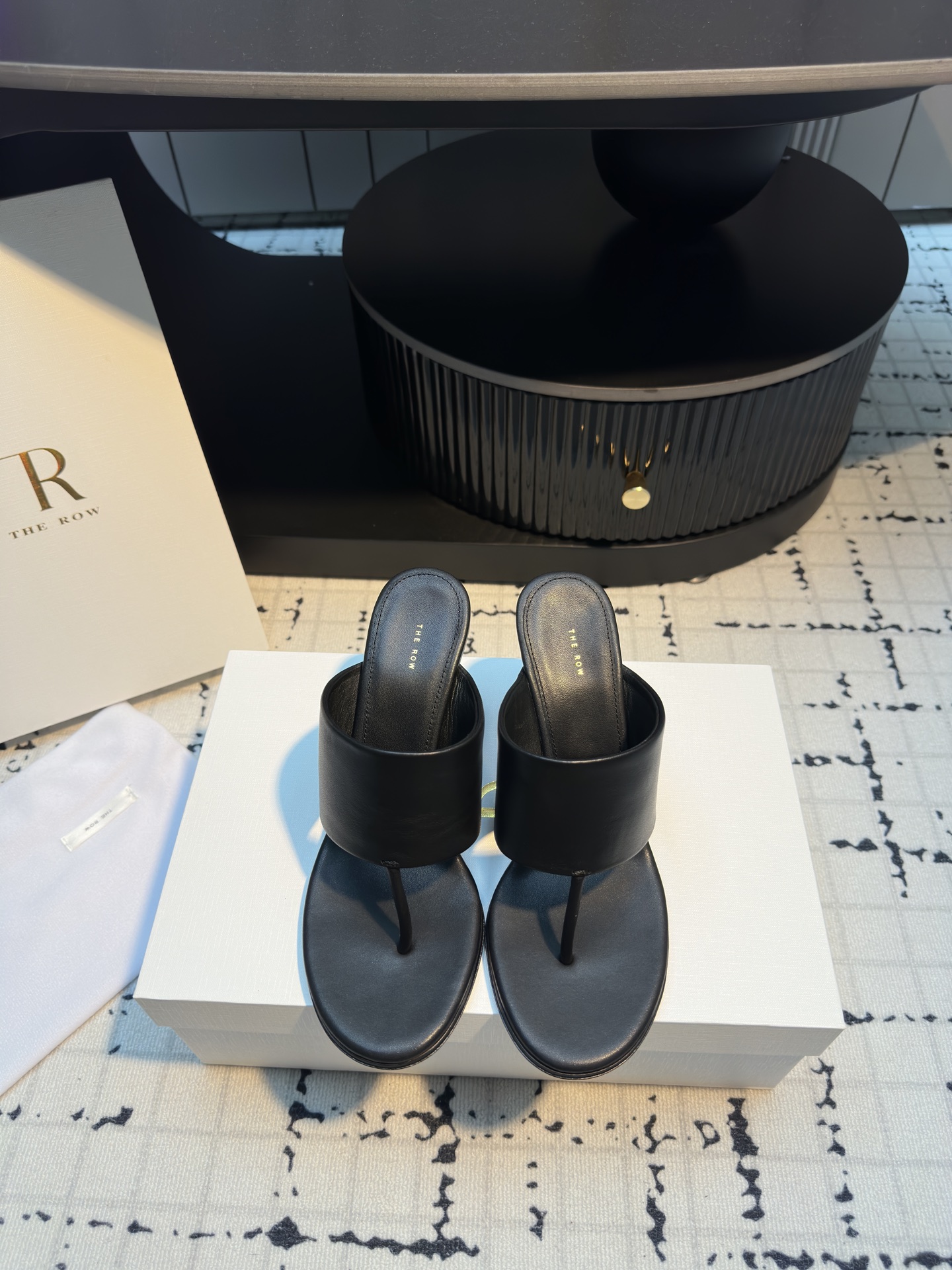 NO:381864,TheRow25s spring and summer new style Roman clip-toe sandals Wow!  The classic minimalist style is back!  There is no exaggerated design overall, and the very thin toe clip design will not feel uncomfortable when worn. All the shoes are made of full leather, which is a more comfortable fit and material. If you look at it in a magnifying way, the pure natural texture of the upper has also been preserved!  The feet are full of coolness!  Very suitable for summer!  Material sheepskin, inner sheepskin, outsole, imported from Italy, size 35/40 (40 custom made, no return or exchange), split-toed shoes, sandals, sheepskin, Leather soles19860909TheRow25s春夏新款 罗马夹趾凉鞋 哇哦！经典的极简风回来了！整体都没有浮夸的设计,很细的夹趾设计穿旧了也不会不舒服哦,鞋子全部都是有全皮制作,是越穿越舒服的版型以及用料的,放大看,鞋面的纯天然自然的肌理感也保留了下来！上脚清凉满满！很适合夏天哦！ 材质羊皮 内里羊里 大底意大利进口真皮大底 码数35/40（40定做不退不换）,分趾鞋,sandals,sheepskin,Leather soles,Women's Shoes