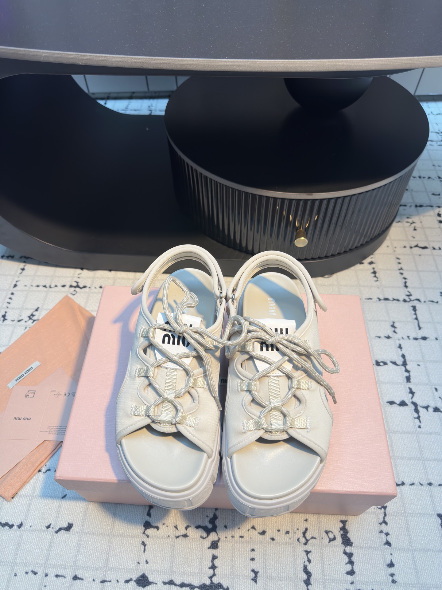NO:388268,Miu Mi* 25ss Spring and Summer Counter New Thick-soled Sandals, a casual Thick-soled Sandals, paired with jeans, yyds, super long legs, satin upper, lycra flicker cloth, water table, original open mold Tpu mold sole, size 35/40 (40 custom made, no return or replacement), sandals, miumiu, sandals, jeans19860909Miu Mi* 25ss春夏专柜新款厚底凉鞋 上脚舒适感极好的一款休闲厚底凉鞋…搭配牛仔裤yyds…上脚超级显腿长 鞋面缎莱卡轻弹布 水台Tpu水台 鞋底原版开模Tpu模具底 码数35/40（40定做不退不换）,凉鞋,miumiu,sandals,jeans,Women's Shoes