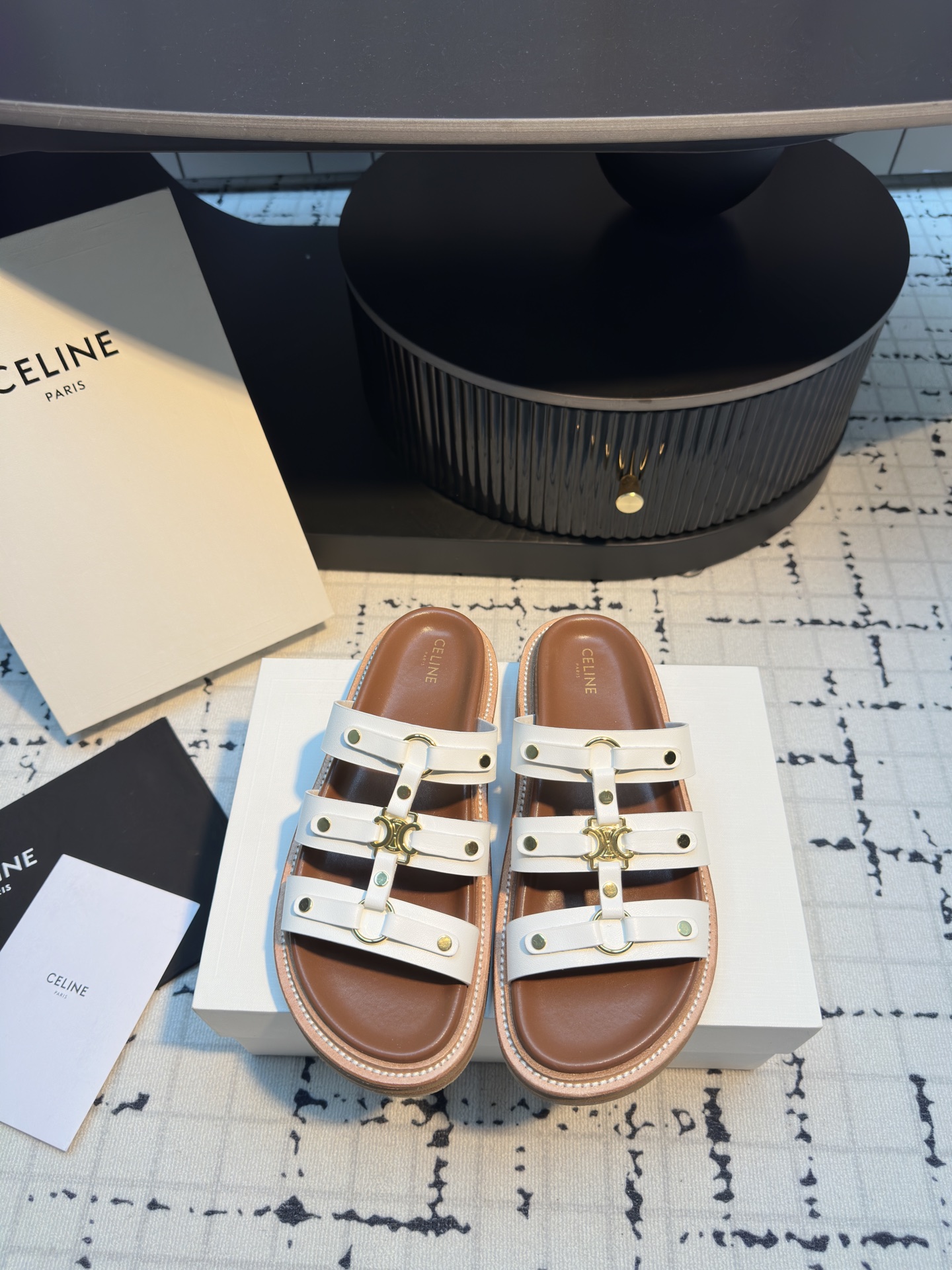 NO:388255,Celine 2025 Roman Arc de Triomphe thick-soled sandals Retro Roman golden Arc de Triomphe buckle~ refreshing and clean~ simple and atmospheric~ exquisite and fashionable~ full leather and gold-plated thick sole~ height-enhancing effect~ I instantly turn into long legs~ really make my legs look thin~ very modified with leg shape~ Daily travel~ commuting versatile~ all full of high-end feeling. Size 35/42 (40.41.42 Customized, no return or replacement), slippers, celine, celine, sandals, slippers19860909Celine赛琳2025罗马凯旋门厚底凉鞋 复古罗马款金色凯旋门扣～清爽干净～简约大气～精致又时髦～全皮烫金厚底～增高效果分～上脚秒变大长腿～真的巨显小腿瘦～非常修饰腿型～日常出行～通勤百搭～都是满满高级感 码数35/42（40.41.42定做不退不换）,拖鞋,celine,celine,sandals,slippers,Women's Shoes