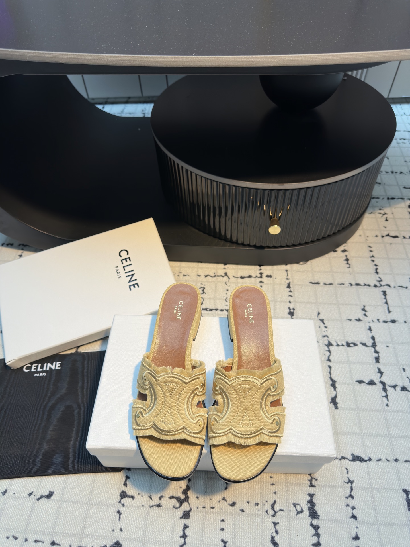 NO:388298,Celine丨25 new denim tassel Arc de Triomphe slippers ~ full of French lazy style high-end, two-color original customization!  Original customization of ultra-high-level German motorcycle denim electric embroidery craftsmanship ~ original 11 tassel density!  Customized tire cattle footbed ~ Italian double-layer super A-grade leather outsole size 35/41 (40.41 custom made without return or replacement), slippers, celine, slippers, Leather soles19860909Celine丨25新品牛仔流苏凯旋门拖鞋～十足法式慵懒风高级 双色原版定制！原版定制超高水准的德国机车牛仔电绣工艺～原版11流苏密度！定制胎牛垫脚～意大利双层超A级真皮大底 码数35/41（40.41定做不退不换）,拖鞋,celine,slippers,Leather soles,Women's Shoes