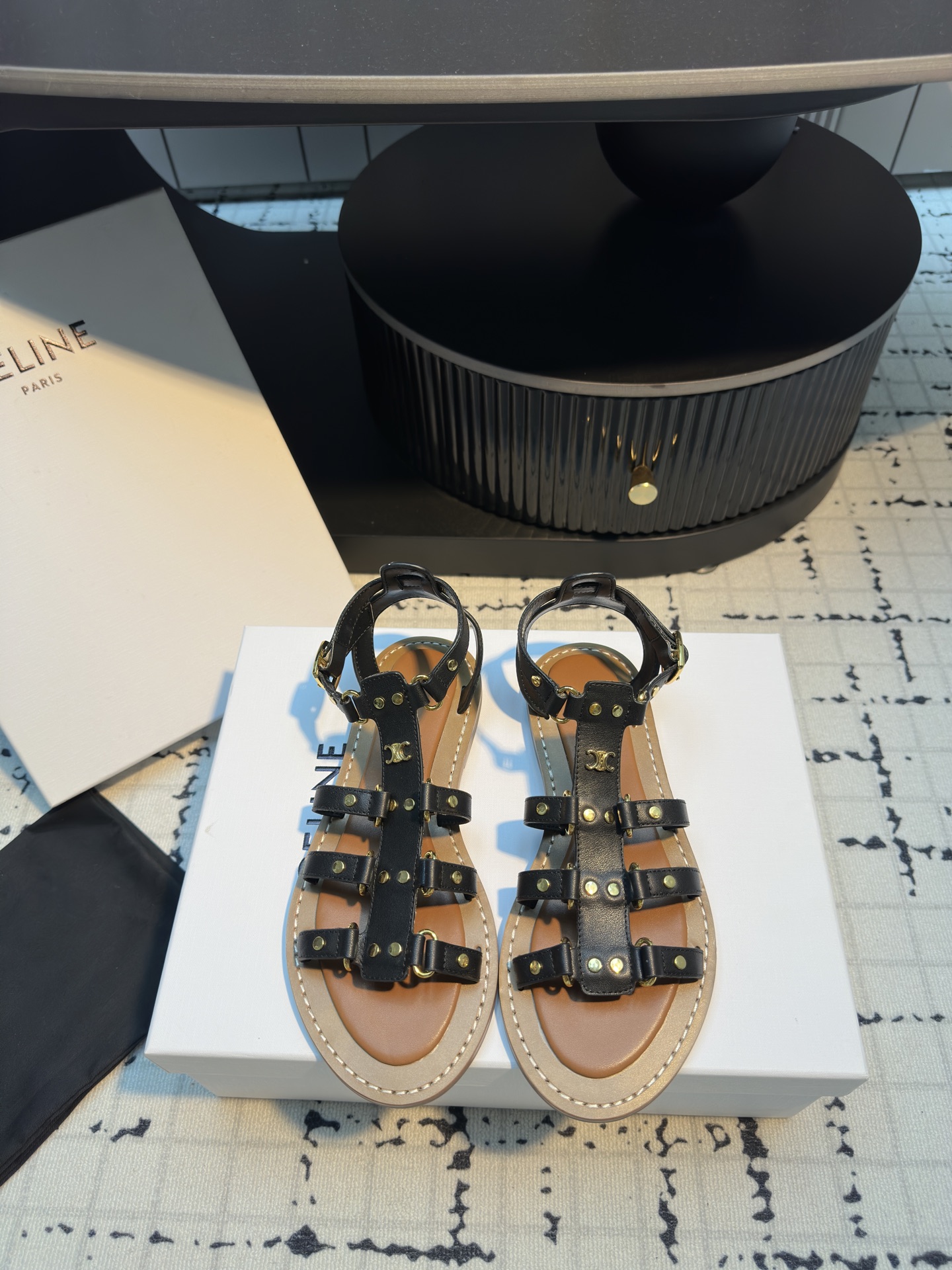 NO:388282,CELINE 25ss new sandals This season's Celine made me love it again once again. There are so many beautiful shoes in this season. This sandal is really invincible and easy to match!  The design is matched with the classic logo as an embellishment. The overall visual is particularly pleasing and easy to match. Imported cowhide, sheepskin inner, original molded rubber outsole. Size 35/40 (40 custom made, no return or replacement), sandals, celine, celine, sandals, cowhide, sheepskin19860909CELINE 25ss 新款凉鞋 这一季的赛琳又让我重新爱了它一次这季节美鞋太多 这款凉拖真是无敌好搭配！ 设计搭配经典的 logo 作为点缀整体视觉特别耐看又好搭配 进口 牛皮面 羊皮内里 原版开模橡胶大底 码数35/40（40定做不退不换）,凉鞋,celine,celine,sandals,cowhide,sheepskin,Women's Shoes