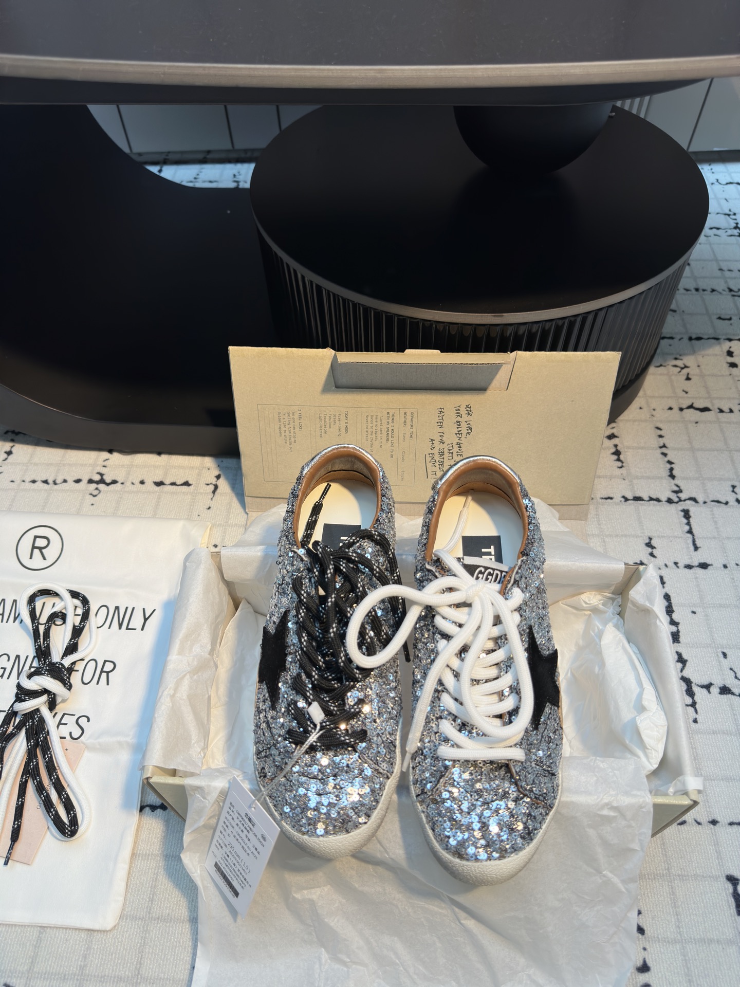 NO:406892,Purchase level, new colors are here, GGDB 25ss Spring and summer new style, casual moral training small dirty shoes, shoes series, breaking the traditional aesthetic, small dirty shoes have been used as a demonstration of celebrity private servers, and it is so versatile!  No need to worry about washing shoes anymore. Customized fabric cowhide inner towel inside shoe tongue genuine leather private molded sole, original full set of packaging. Size 35/40 (40 custom made without return or replacement), casual shoes/sports shoes, sneakers, cowhide19860909代购级 新色来了 GGDB 25ss 春夏季新款 休闲德训小脏鞋板鞋系列 打破传统审美,小脏鞋做到了明星私服上脚示范 就是这么百搭 ！再也不用担心洗鞋的问题啦 面料定制牛皮 内里 毛巾里 鞋舌内里真皮 私模大底、原版全套包装 码数35/40（40定做不退不换）,休闲鞋/运动鞋,sneakers,cowhide,Women's Shoes