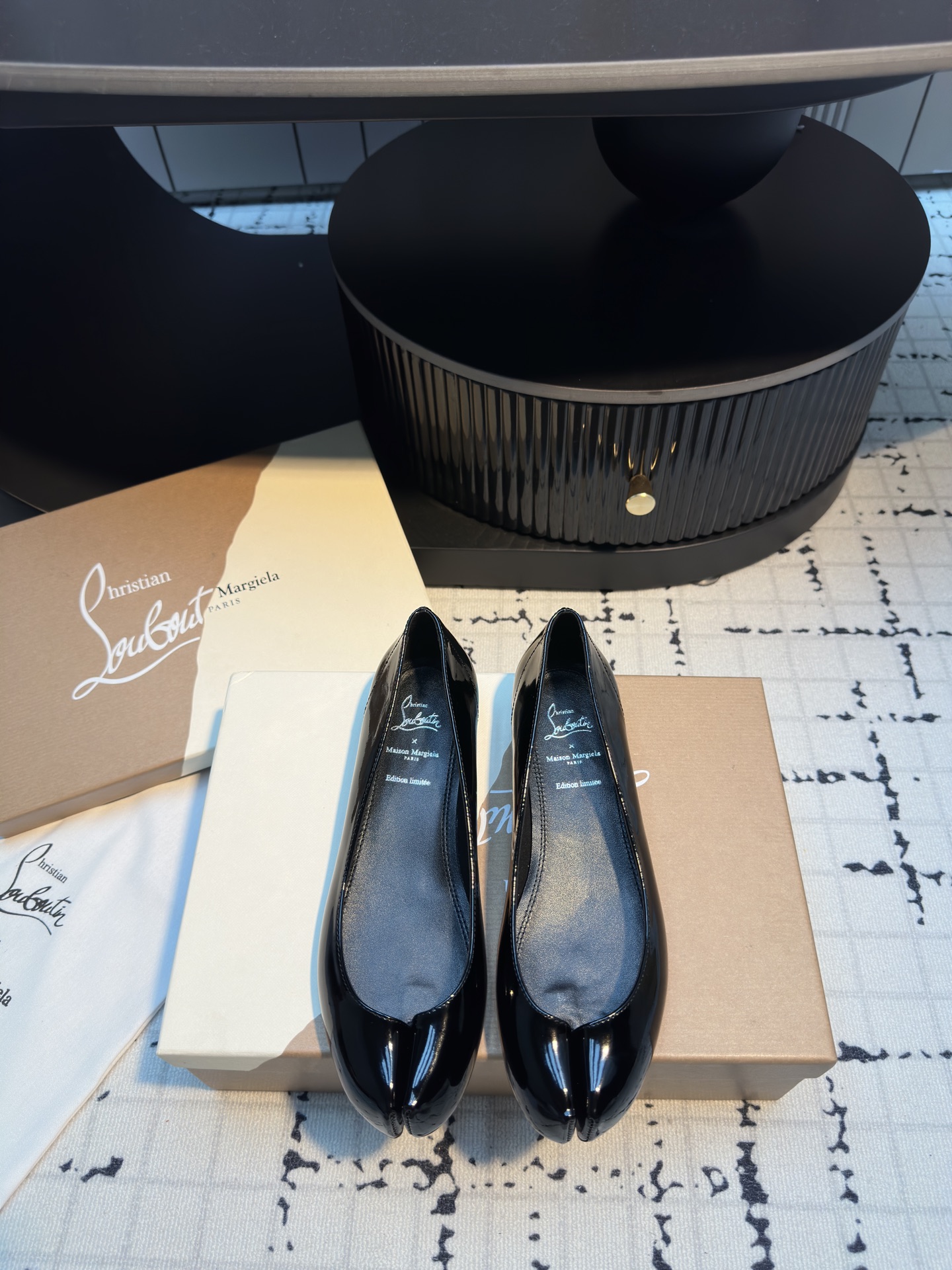 NO:388312,CL x Maison margiel* 25SS split-toe flat shoes Maison Margiela and Christian Louboutin launch their first joint shoe series. The new collaboration is centered on two intertwined design concepts, showing fashion designer John Galliano and shoe master Christian Louboutin’s unique creative language shoe styles cleverly integrate the design genes of the two major brands, presenting unique styles and commonalities. Maison Margiela’s iconic Tabi  The three shoes are decorated with the designer's classic red sole, and the classic toe design is reinterpreted with its exquisite craftsmanship and spliced ​​by two independent materials, rather than the traditional toe cutting process, giving the shoe an elegant heart-shaped outline, just like the female clavicle lines. This design cleverly echoes the 'unconscious charm' concept advocated by Maison Margiela - those charming images deeply embedded in the collective subconscious, injecting a subtle and implicit sexy temperament into the classic Tabi shoes. The joint feast of Maison CL, which subverts fashion, has ushered in an epic collision again!  The joint series between Maison Margiela and CL was officially launched, instantly igniting the enthusiasm of global trend enthusiasts!  This cross-border cooperation is not only a perfect fusion of fashion and music, but also a subversive attempt to break the convention and reshape the classics. Every item of Majira's co-branded CL is full of bold design and unique artistic sense. From a deconstructive jacket to a futuristic accessories, every detail highlights Majira's avant-garde aesthetics and CL's personality attitude. Whether it is street style or high-end style, this series can satisfy all your imagination of fashion!  Upper patent leather, footbed sheepskin, original open molded sole, size 35/40 (40 custom made, no return or replacement), split-toed shoes, masion margiela, jackets & coats, sheepskin19860909CL x Maison margiel* 25SS分趾平底单鞋 Maison Margiela 与 Christian Louboutin 推出首个联名鞋履系列 全新合作以两种互相交融的设计理念为核 心,展现了时装设计师 John Galliano 与鞋履大师 Christian Louboutin 别具一格的创意语言 鞋款,巧妙融合了两大品牌的设计基因,呈现出独特风格与共通之处. Maison Margiela 标志性的 Tabi 分趾鞋.三款鞋履均饰以设计师经典的红底,以其精湛工艺重新诠释经典分趾设计通过两块独立材质拼接而成,而非传统的分趾切割工艺,赋予鞋款优雅的心形轮廓,宛如女性的锁骨线条.此设计巧妙呼应了 Maison Margiela 推崇的”无意识魅力”理念——那些深植于集体潜意识中的迷人意象,为经典 Tabi 鞋款注入了微妙而含蓄的性感气质. 马吉拉联名CL颠覆时尚的联名盛宴时尚圈又迎来了一次史诗级的碰撞！Maison Margiela与CL的联名系列正式登场,瞬间点燃全球潮流爱好者的热情！这场跨界合作不仅是时尚与音乐的完美融合,更是打破常规、重塑经典的颠覆性尝试. 马吉拉联名CL 的每一件单品都充满了大胆的设计与独特的艺术感,从解构主义的外套到未来感十足的配饰,每一处细节都彰显着马吉拉的前卫美学与CL的个性态度.无论是街头风还是高定范儿,这个系列都能满足你对时尚的所有想象！ 鞋面牛漆皮 垫脚羊皮 大底原版开模大底 码数35/40（40定做不退不换）,分趾鞋,masion margiela,jackets & coats,sheepskin,Women's Shoes