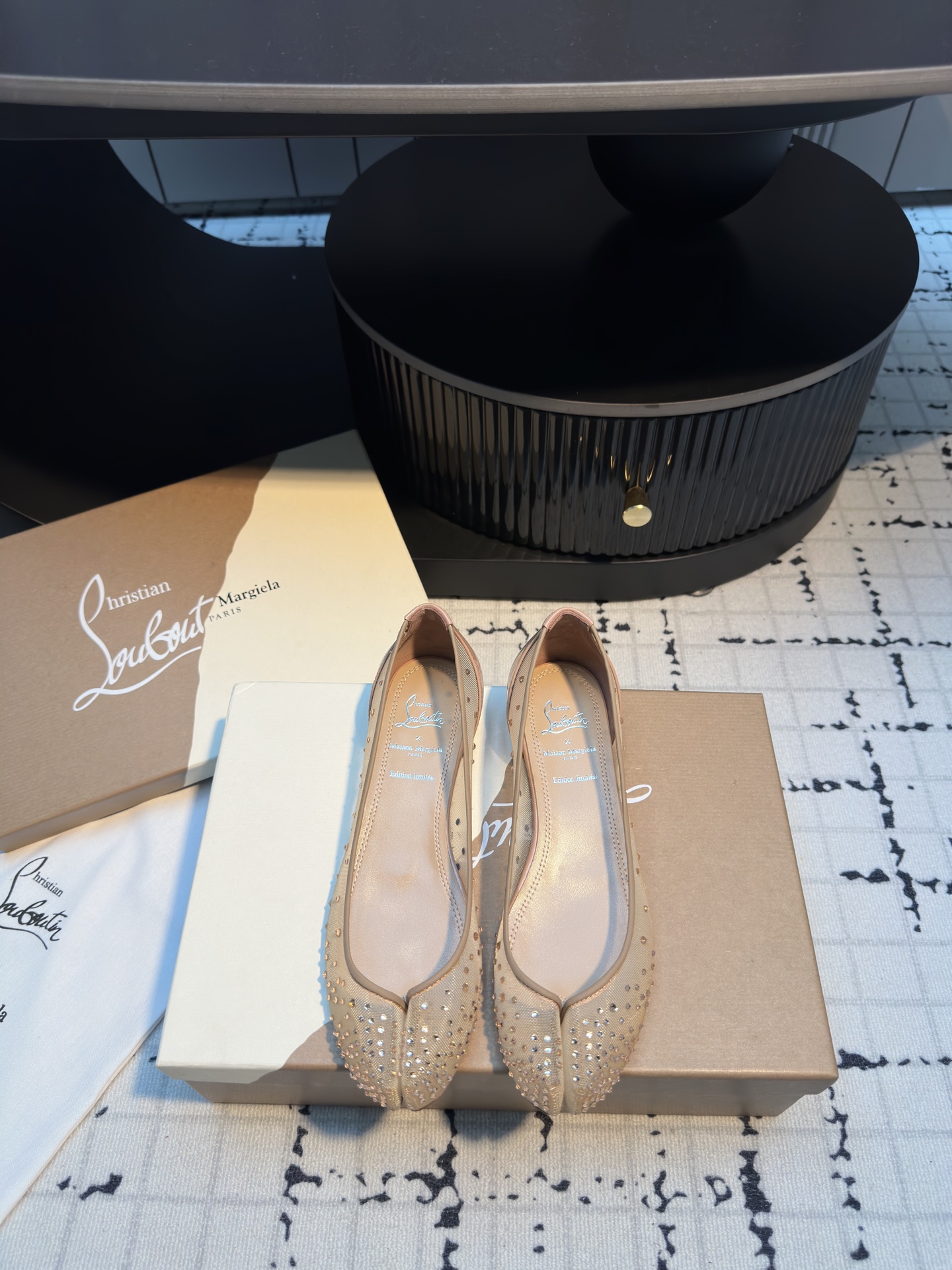 NO:388243,CL x Maison margiel* 25SS split-toe flat shoes Maison Margiela and Christian Louboutin launch their first joint shoe series. The new collaboration is centered on two intertwined design concepts, showing fashion designer John Galliano and shoe master Christian Louboutin’s unique creative language shoe styles cleverly integrate the design genes of the two major brands, presenting unique styles and commonalities. Maison Margiela’s iconic Tabi  The three shoes are decorated with the designer's classic red sole, and the classic toe design is reinterpreted with its exquisite craftsmanship and spliced ​​by two independent materials, rather than the traditional toe cutting process, giving the shoe an elegant heart-shaped outline, just like the female clavicle lines. This design cleverly echoes the 'unconscious charm' concept advocated by Maison Margiela - those charming images deeply embedded in the collective subconscious, injecting a subtle and implicit sexy temperament into the classic Tabi shoes. The joint feast of Maison CL, which subverts fashion, has ushered in an epic collision again!  The joint series between Maison Margiela and CL was officially launched, instantly igniting the enthusiasm of global trend enthusiasts!  This cross-border cooperation is not only a perfect fusion of fashion and music, but also a subversive attempt to break the convention and reshape the classics. Every item of Majira's co-branded CL is full of bold design and unique artistic sense. From a deconstructive jacket to a futuristic accessories, every detail highlights Majira's avant-garde aesthetics and CL's personality attitude. Whether it is street style or high-end style, this series can satisfy all your imagination of fashion!  Size 35/40 (40 custom made without return or exchange), split-toe shoes, masion margiela, jackets & coats19860909CL x Maison margiel* 25SS分趾平底单鞋 Maison Margiela 与 Christian Louboutin 推出首个联名鞋履系列 全新合作以两种互相交融的设计理念为核 心,展现了时装设计师 John Galliano 与鞋履大师 Christian Louboutin 别具一格的创意语言 鞋款,巧妙融合了两大品牌的设计基因,呈现出独特风格与共通之处. Maison Margiela 标志性的 Tabi 分趾鞋.三款鞋履均饰以设计师经典的红底,以其精湛工艺重新诠释经典分趾设计通过两块独立材质拼接而成,而非传统的分趾切割工艺,赋予鞋款优雅的心形轮廓,宛如女性的锁骨线条.此设计巧妙呼应了 Maison Margiela 推崇的”无意识魅力”理念——那些深植于集体潜意识中的迷人意象,为经典 Tabi 鞋款注入了微妙而含蓄的性感气质. 马吉拉联名CL颠覆时尚的联名盛宴时尚圈又迎来了一次史诗级的碰撞！Maison Margiela与CL的联名系列正式登场,瞬间点燃全球潮流爱好者的热情！这场跨界合作不仅是时尚与音乐的完美融合,更是打破常规、重塑经典的颠覆性尝试. 马吉拉联名CL 的每一件单品都充满了大胆的设计与独特的艺术感,从解构主义的外套到未来感十足的配饰,每一处细节都彰显着马吉拉的前卫美学与CL的个性态度.无论是街头风还是高定范儿,这个系列都能满足你对时尚的所有想象！ 码数35/40（40定做不退不换）,分趾鞋,masion margiela,jackets & coats,Women's Shoes