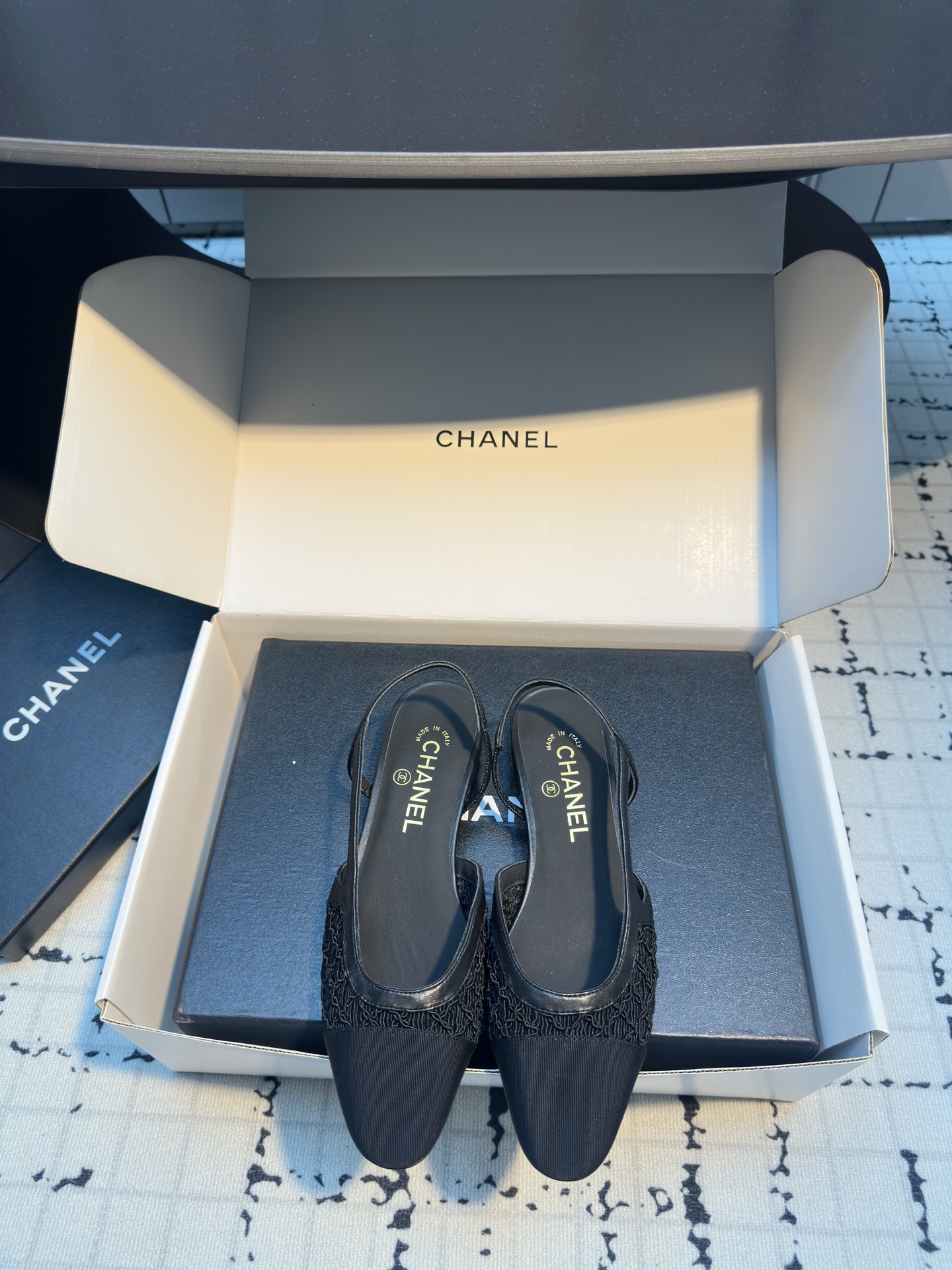 NO:388296,*||Xiaoxiang classic low-heeled sandals 2.5cm low-heeled very friendly~ not tired~ looks white and slim on the feet~ barefoot outfit, long skirts, pants, all invincible beauty~ super temperament~ Fairy shoes, size 35/40 (40 custom made, no return or exchange), sandals, sandals, skirts19860909*||小香经典 低跟凉鞋 2.5cm低跟非常友好～不累脚～上脚显白又显瘦～光脚穿搭配 长裙子 裤子 都是无敌美～超显气质～妥妥滴仙女鞋 码数35/40（40定做不退不换）,凉鞋,sandals,skirts,Women's Shoes