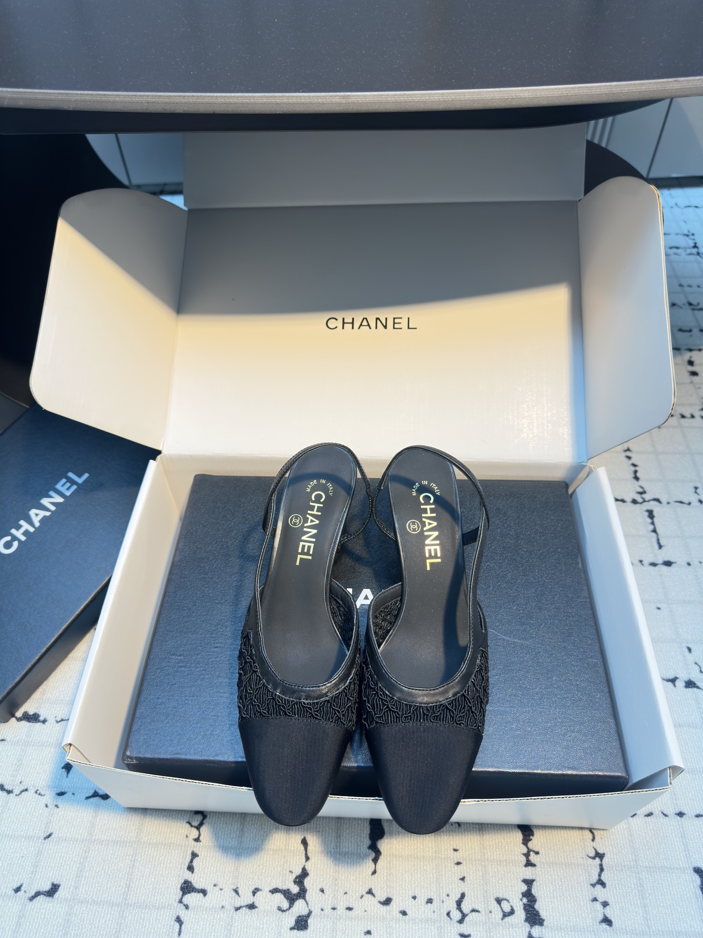 NO:388305,*||Xiaoxiang classic style thick heel sandals 6.5cm thick heels are very friendly ~ not tired ~ the feet look white and slim ~ barefoot outfits Long skirts and pants are all invincible beauty ~ super temperament ~ Fairy shoes Size 35/40 (40 custom made without return or replacement), sandals, sandals, skirts19860909*||小香经典款 粗跟凉鞋 6.5cm粗跟非常友好～不累脚～上脚显白又显瘦～光脚穿搭配 长裙子 裤子 都是无敌美～超显气质～妥妥滴仙女鞋 码数35/40（40定做不退不换）,凉鞋,sandals,skirts,Women's Shoes