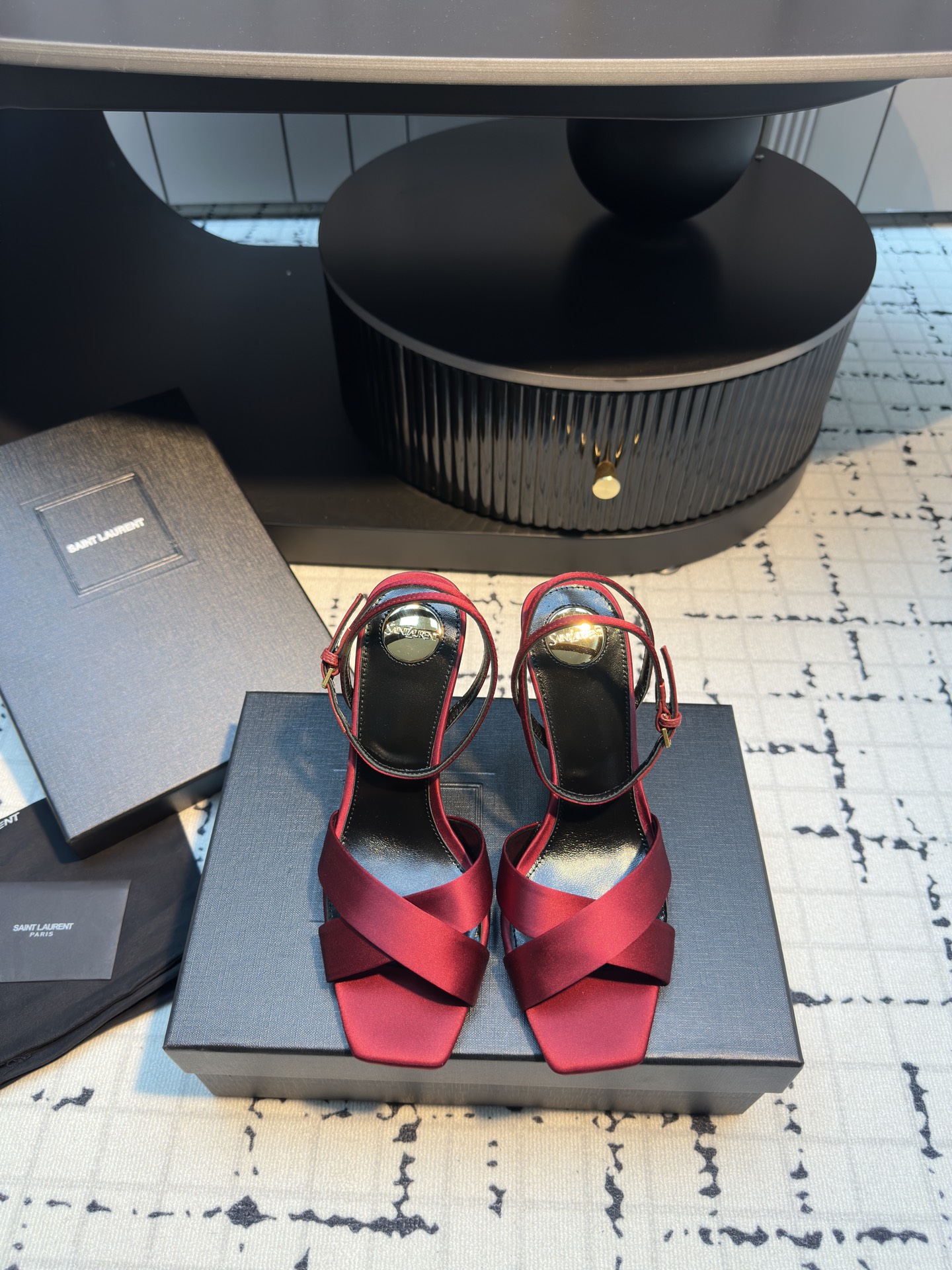 NO:440818,Saint Lauren*YSL Saint Laurent classic spring and summer pointed toe crossed sandals with wedges YSL high heels with beautiful filters Exquisite wedge design Elongated legs The satin material is very special, invincible and white, very high-end, making me feel super sweet~ The fabric is made of original custom silk, the inner foot pads are all mixed sheepskin imported from Italy Leather outsole Heel height 10.5cm Size 35/41 (40.41 custom made without return or replacement), high heels, saint laurent, saint laurent, saint laurent, saint laurent, sandals, high heels, sheepskin, real silk, Leather soles19860909Saint Lauren*YSL圣罗兰经典春夏尖头交叉带坡跟凉鞋 YSL自带美艳滤镜的高跟鞋 精致坡跟设计 拉长腿型 缎面的材质很特别 无敌显脚白 非常显高级让我超级心水啦～ 面料采用原版定制真丝 内里垫脚均为混种羊皮 意大利进口真皮大底 跟高10.5cm 码数35/41（40.41定做不退不换）,高跟鞋,saint laurent,saint laurent,saint laurent,sandals,high heels,sheepskin,real silk,Leather soles,Women's Shoes