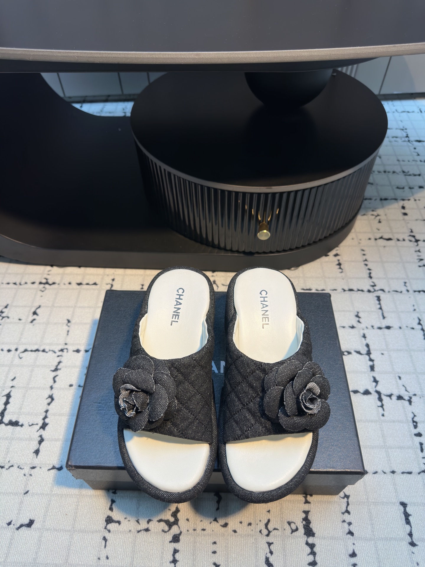 NO:392009,*||Xiaoxiang classic camellia thick-soled flip-flops C family classic camellia design, gentle style and grasp it!  The atmosphere that should be in summer. A must-have item for flip-flops, lazy and comfortable to wear!  Upper denim, inner foot pad sheepskin, heel height 8cm, open molded rubber outsole, size 35/40 (40 custom made, no return or replacement), slippers, chanel, slippers, sheepskin19860909*||小香经典山茶花厚底一字拖鞋 C家经典山茶花设计,温柔风一整个拿捏了！夏天该有的气息 一字拖必备单品,上脚慵懒舒适！ 鞋面牛仔布 内里垫脚羊皮 跟高8cm 鞋底开模橡胶大底 码数35/40（40定做不退不换）,拖鞋,chanel,slippers,sheepskin,Women's Shoes