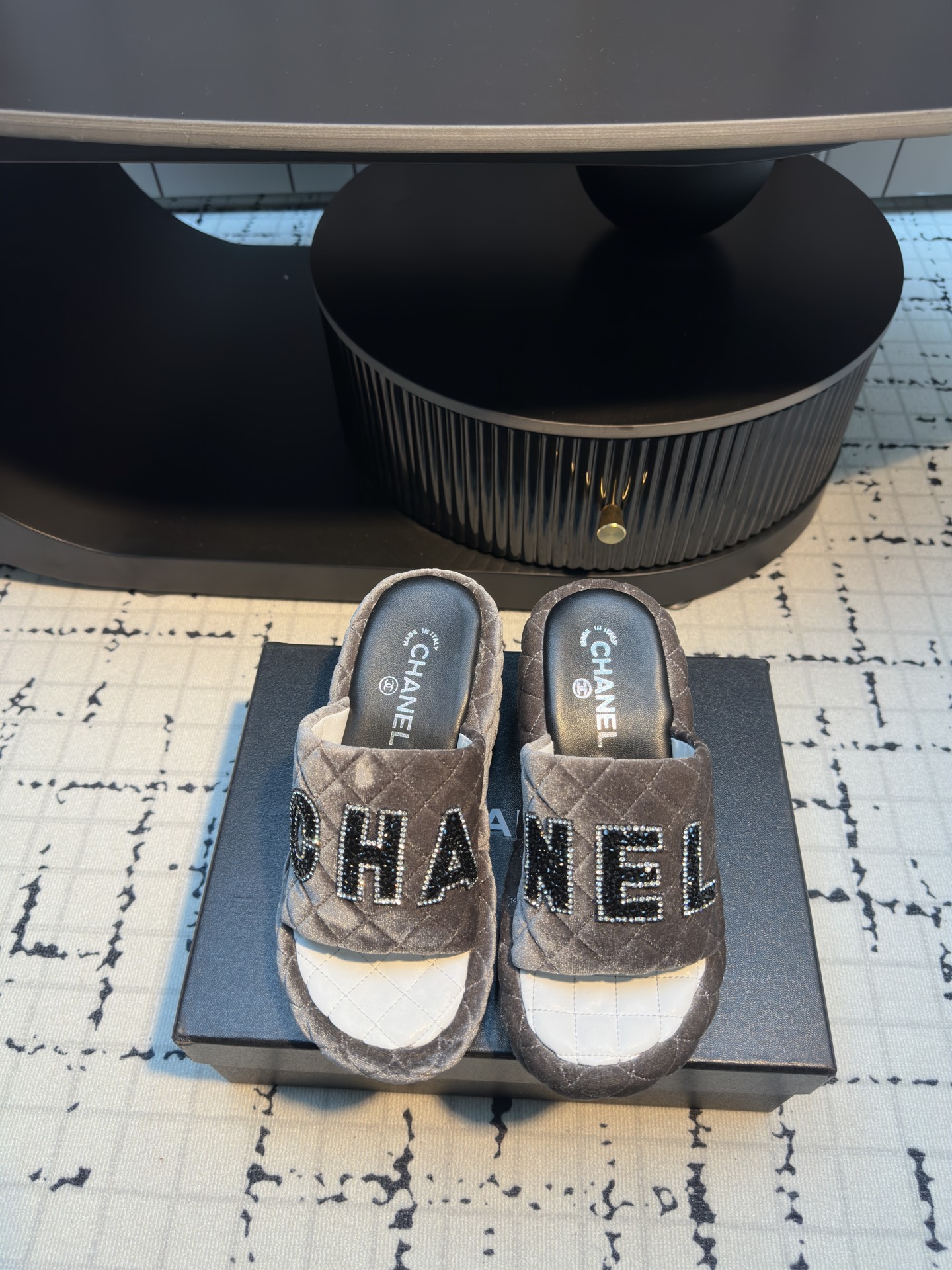 NO:392012,*||Xiaoxiang classic letters rhinestone thick-soled flip-flops. C-home classic letter design, gentle style and grasp it!  The atmosphere that should be in summer. A must-have item for flip-flops, lazy and comfortable to wear!  Velvet upper inner foot pad sheepskin heel height 8cm sole open mold rubber outsole size 35/40 (40 custom made without return or replacement), slippers, chanel, slippers, sheepskin19860909*||小香经典字母水钻厚底一字拖鞋 C家经典字母设计,温柔风一整个拿捏了！夏天该有的气息 一字拖必备单品,上脚慵懒舒适！ 鞋面天鹅绒 内里垫脚羊皮 跟高8cm 鞋底开模橡胶大底 码数35/40（40定做不退不换）,拖鞋,chanel,slippers,sheepskin,Women's Shoes