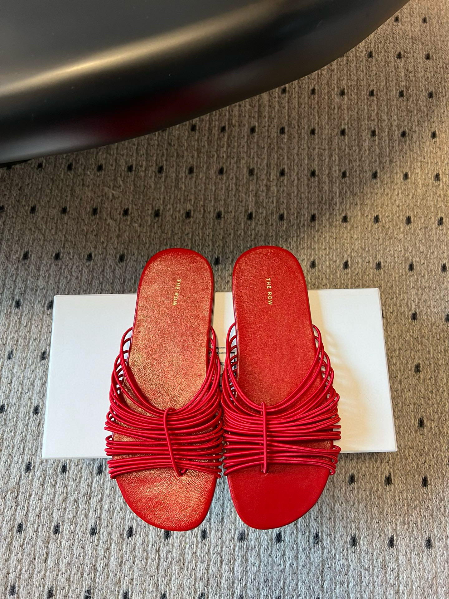 NO:408771,The Row 25ss thin rope woven flat slippers. The flexible strings are intertwined vertically and crisscrossing like artistic lines. They are cleverly wrapped around the feet to outline a unique outline. Simple flat design shows a lazy and relaxing feeling, but without losing the exquisite style. One foot in, and instantly opens the fashionable summer mode and easily becomes the focus of the street. Upper, elastic rope, imported sheepskin, outsole, imported leather soles. Size 35/40 (40 custom made, no return or replacement), slippers, slippers, sheepskin, Leather soles19860909The Row 25ss细绳编织平底拖鞋 灵动的细绳纵横交织 似艺术线条随性勾勒 巧妙缠绕于足间 勾勒出别致轮廓 简约平底设计 尽显慵懒松弛感,却又不失精致格调 一脚蹬入,了瞬间开启时髦夏日模式 轻松成为街头焦点 鞋面 弹力绳 内里进口羊皮 大底进口真皮大底 码数35/40（40定做不退不换）,拖鞋,slippers,sheepskin,Leather soles,Women's Shoes