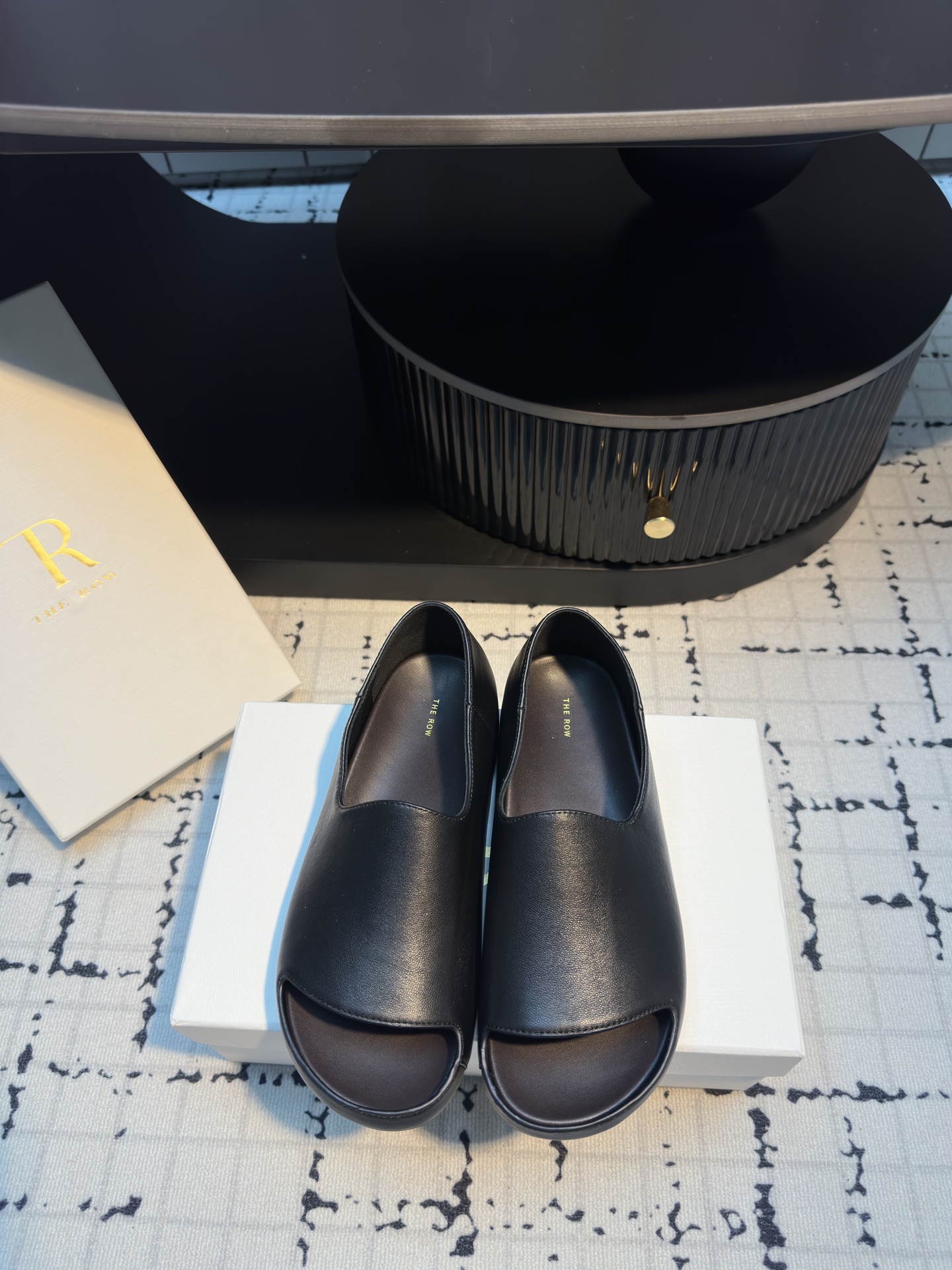 NO:421341,The Row 25s new product open-mouth loafers and Birkenstocks. Favorite of the year. It looks ordinary. After putting on it, you will be amazed at its softness and wonderful style. The minimalist style that will never be disappointed. The foot feels comfortable and the wrapping feels full!  The fabric is made of beef velvet/customized original horse wool. The inner foot pads are all lambskin. The original mold is customized with anti-slip sole. The upper is top-skinned top-layer sheepskin. The inner sole is original tpu sole. The original packaging is 35-41 (40.41 customized, no return or replacement), slippers, loafers, slippers, sheepskin.19860909The Row 25s新品开口乐福鞋勃肯鞋 年度最爱 看着平平无奇 上脚后会为其柔软程度与绝妙版型惊叹 永远不会失望的极简风格 脚感舒适 包裹感十足！ 面料采用牛反绒/定制原版马毛 内里垫脚均为小羊皮 原版开模定制防滑大底 鞋面摔纹头层羊皮 内里羊皮 大底原版tpu底 包装原版包装 码数35-41（40.41定做不退不换）,拖鞋,loafers,slippers,sheepskin,Women's Shoes