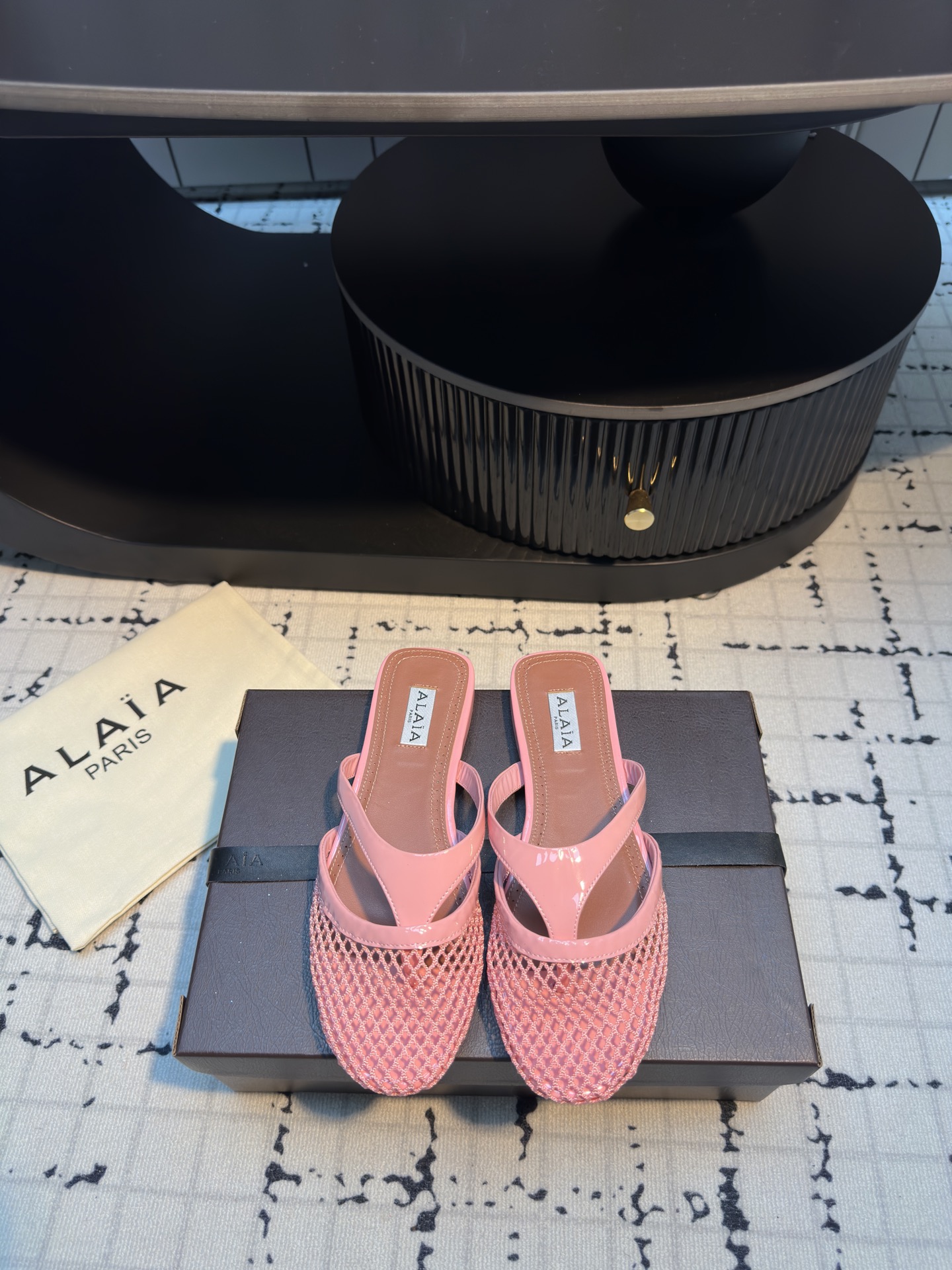 NO:460945,Alaiya hollow fishing net flat flip flops mules/half-support sandals Purchase quality ~ no pressure to enter and exit Fishing net face + clip toe design + bright patent leather Fashionable and relaxed ~ Fashionable and casual ~ Looming little sexy!  !  !  Super breathable on the feet, huge soft and huge, easy to wear, invincible and versatile, just kick out, jeans, wide-leg pants, and small skirts for you to choose from, very elegant, huge and high-end, different from market currency, high quality, absolutely different, size 34/42 (34.40.41.42 custom-made, no return or exchange) Ordinary packaging Original packaging, semi-torch, sandals, skirts, jeans19860909阿莱亚镂空渔网平底人字拖穆勒鞋/半托凉鞋 代购品质～出入无压力 渔网面+夹趾设计+亮面漆皮 时尚松弛～洋气随性～若隐若现的小性感！！！ 上脚超超透气～巨软巨好穿～无敌百搭～随意一脚蹬就出门了～牛仔裤、阔腿裤、小裙子任你挑～很显气质～巨高级 区别市场通货～高品质绝对不一样 码数34/42（34.40.41.42定做不退不换） 普通包装 原版包装,半拖,sandals,skirts,jeans,Women's Shoes