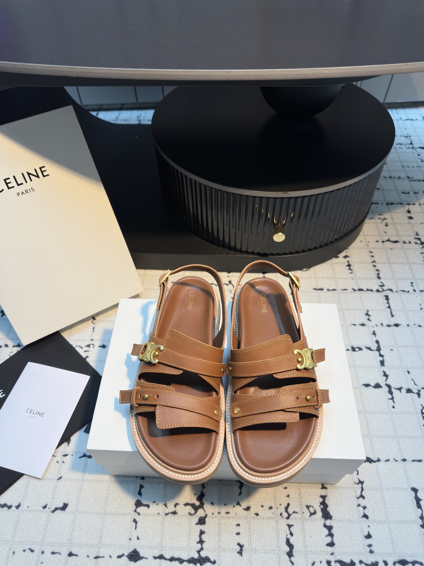 NO:406885,Celine2025 Summer New Roman Sandals This year's sandals are really beautiful!  There are many simple and retro styles that are suitable for summer matching. The simple upper design and the classic Arc de Triomphe logo are used as an embellishment. The overall visual is particularly pleasing and easy to match!  Size 35/40 (40 custom made without return or replacement), sandals, celine, sandals19860909Celine2025夏季新款罗马凉鞋 今年的凉鞋真的超美！简约中带有复古风格真多很适合夏日的搭配 鞋面简约的设计搭配经典的凯旋门logo作为点缀整体视觉特别耐看又好搭配！ 码数35/40（40定做不退不换）,凉鞋,celine,sandals,Women's Shoes